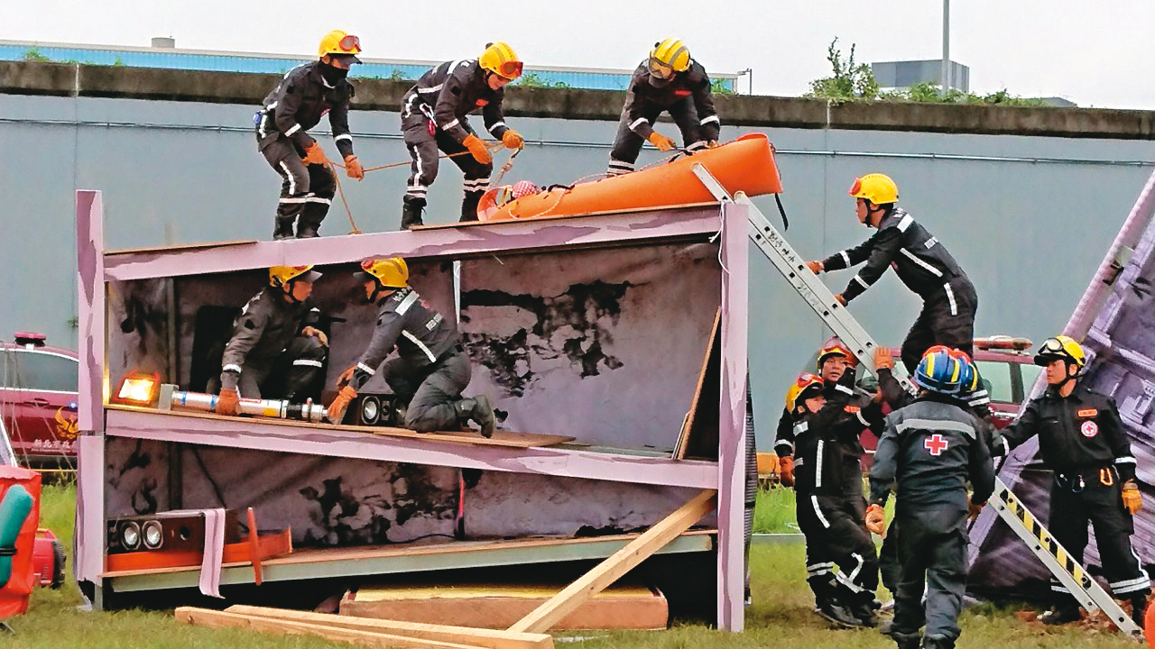 國防院專家認為，警政署轄下的民防組織也應編入領土防衛部隊。圖為民防團體出任務示意畫面。（中華民國紅十會官網）