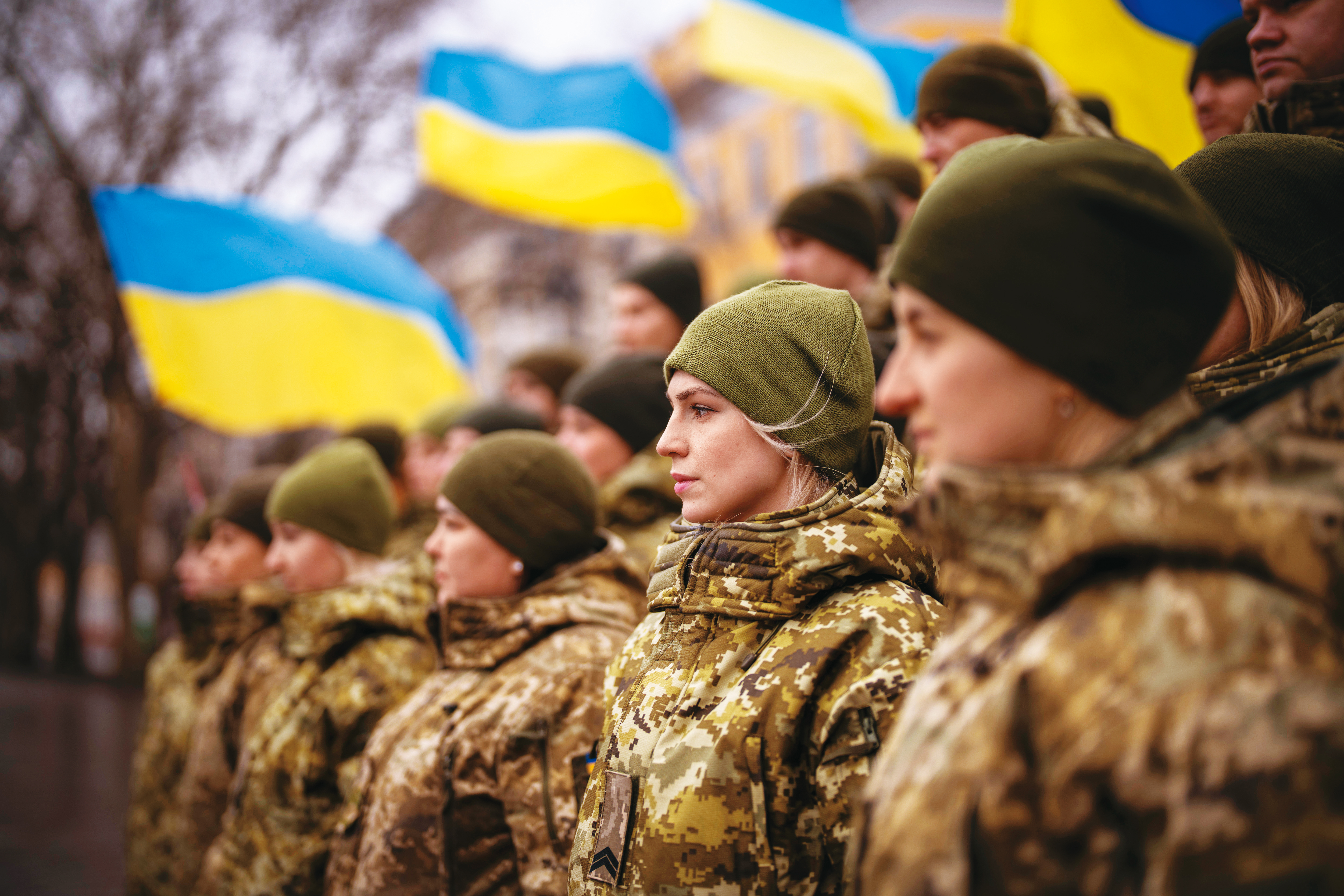 俄國入侵前夕,烏克蘭陸軍在2月16日全國團結日集結展現決心。烏國正規軍僅約20萬人,這次與俄交戰多靠志願投入戰場的國民兵。(達志影像)