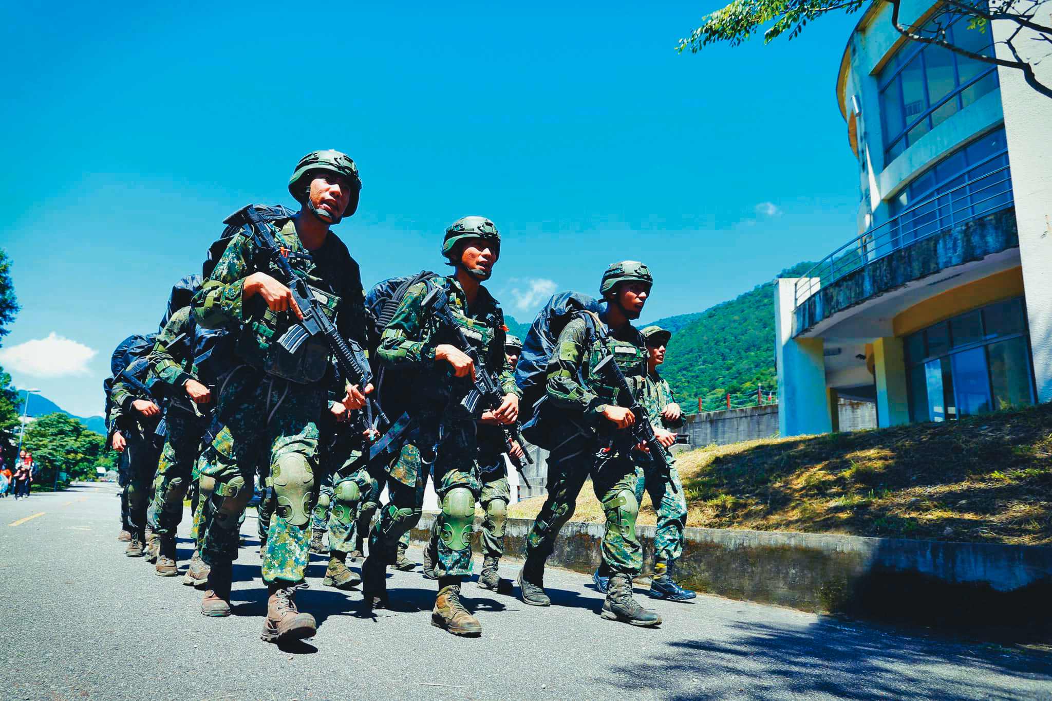 國防院認為，面對強敵不能只靠正規軍，全民防衛才能達到嚇阻作用。（翻攝國防部發言人臉書粉專）