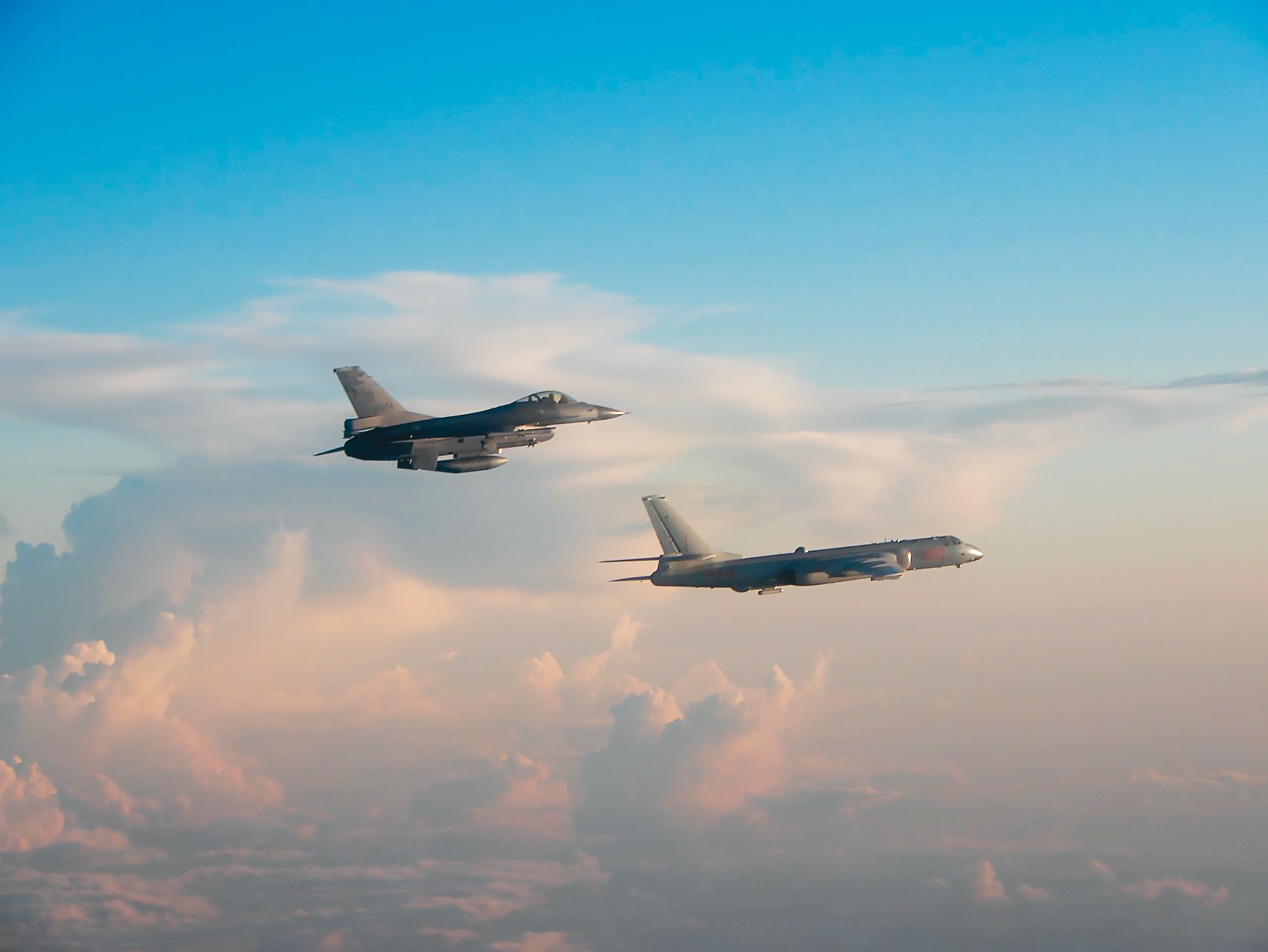 中國對台的騷擾及威脅日增，國防院高層認為須打造台灣成為多面向的韌性社會，以增加中國武力犯台的成本。圖為共機擾台。（空軍司令部提供）