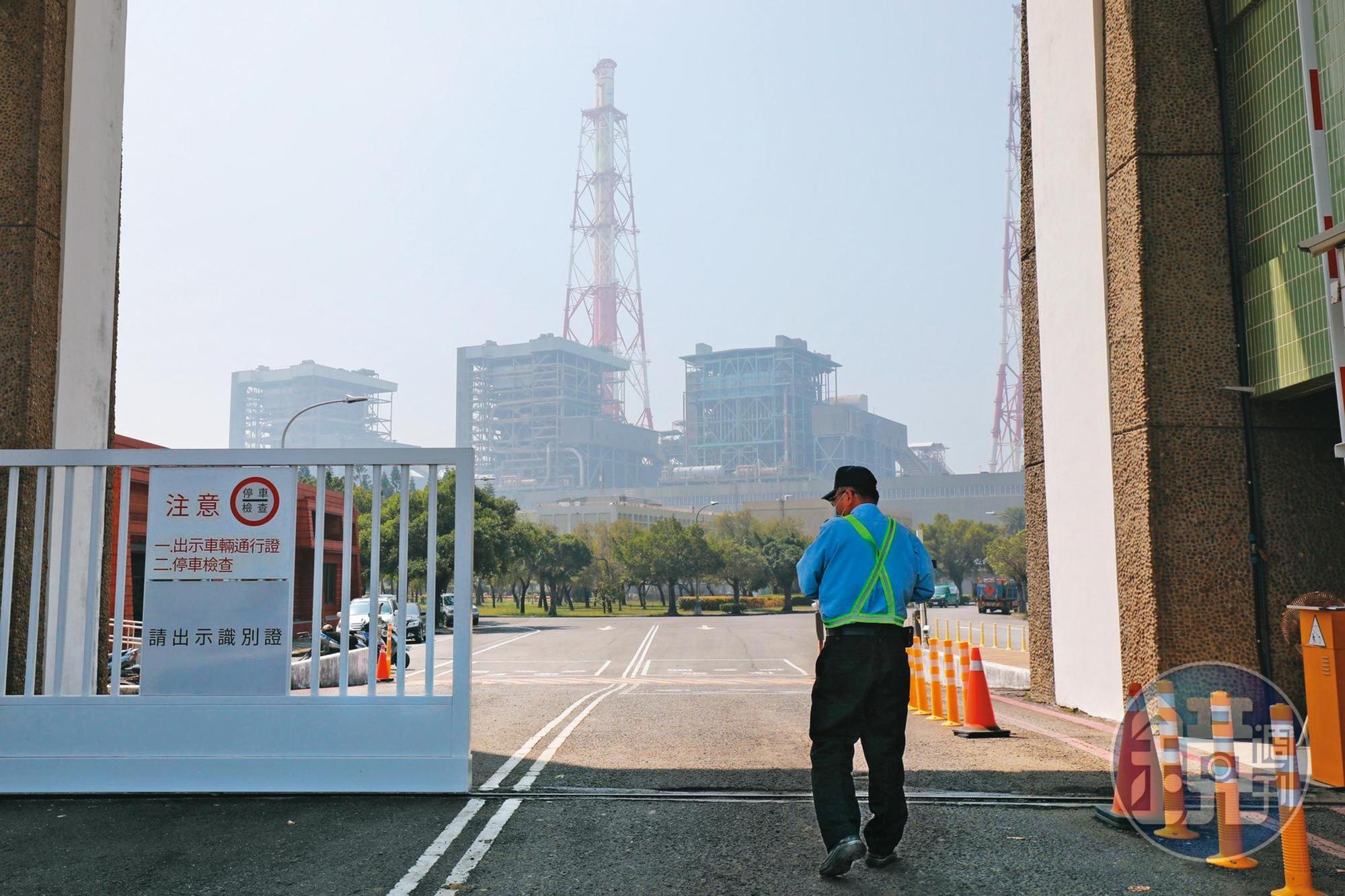 303大停電暴露台灣電網弱點。國防院高層直指,應打造台灣成為多面向的韌性社會,戰時才能避免外敵分化。圖為高雄興達電廠。