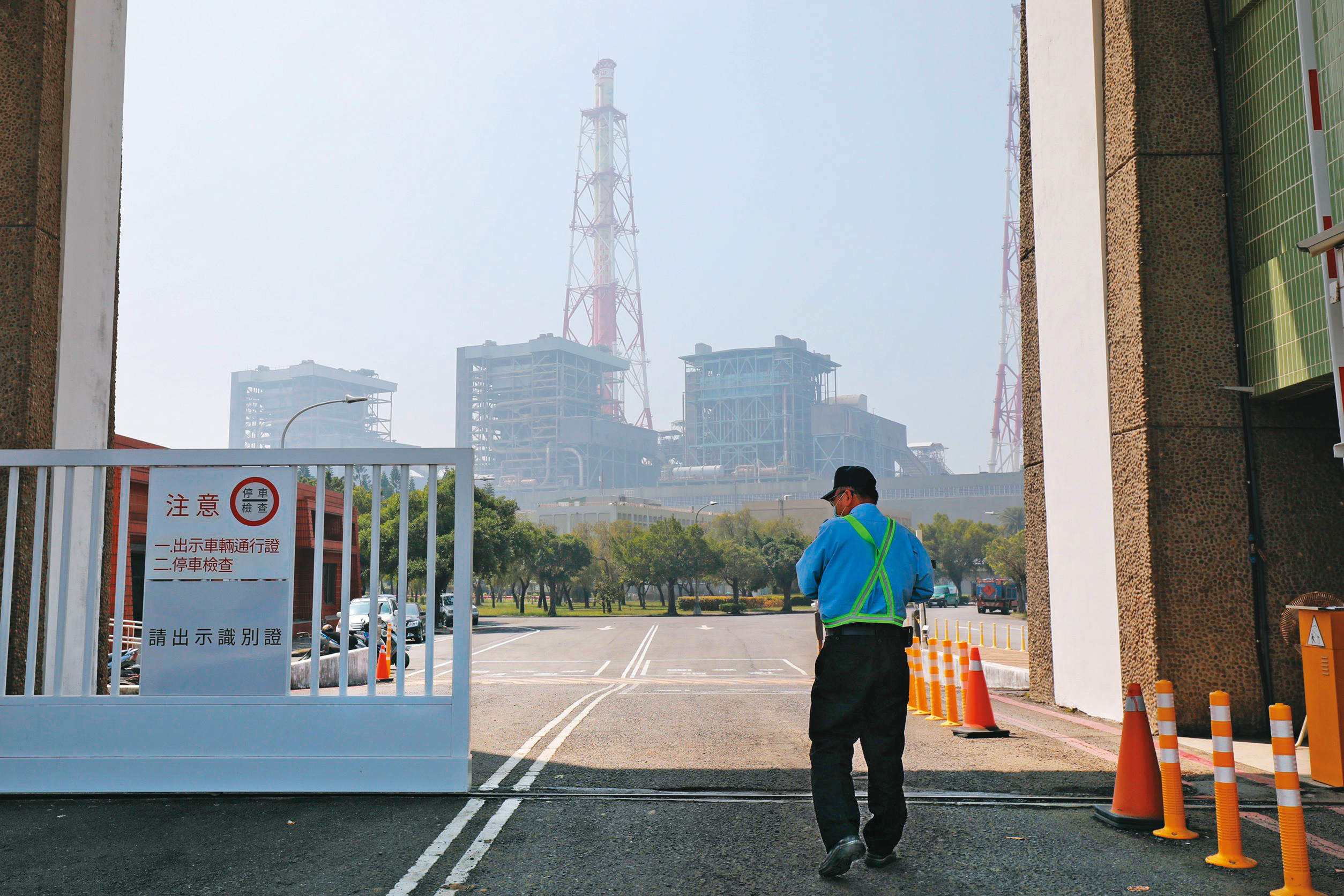 303大停電暴露台灣電網弱點。國防院高層直指，應打造台灣成為多面向的韌性社會，戰時才能避免外敵分化。圖為高雄興達電廠。