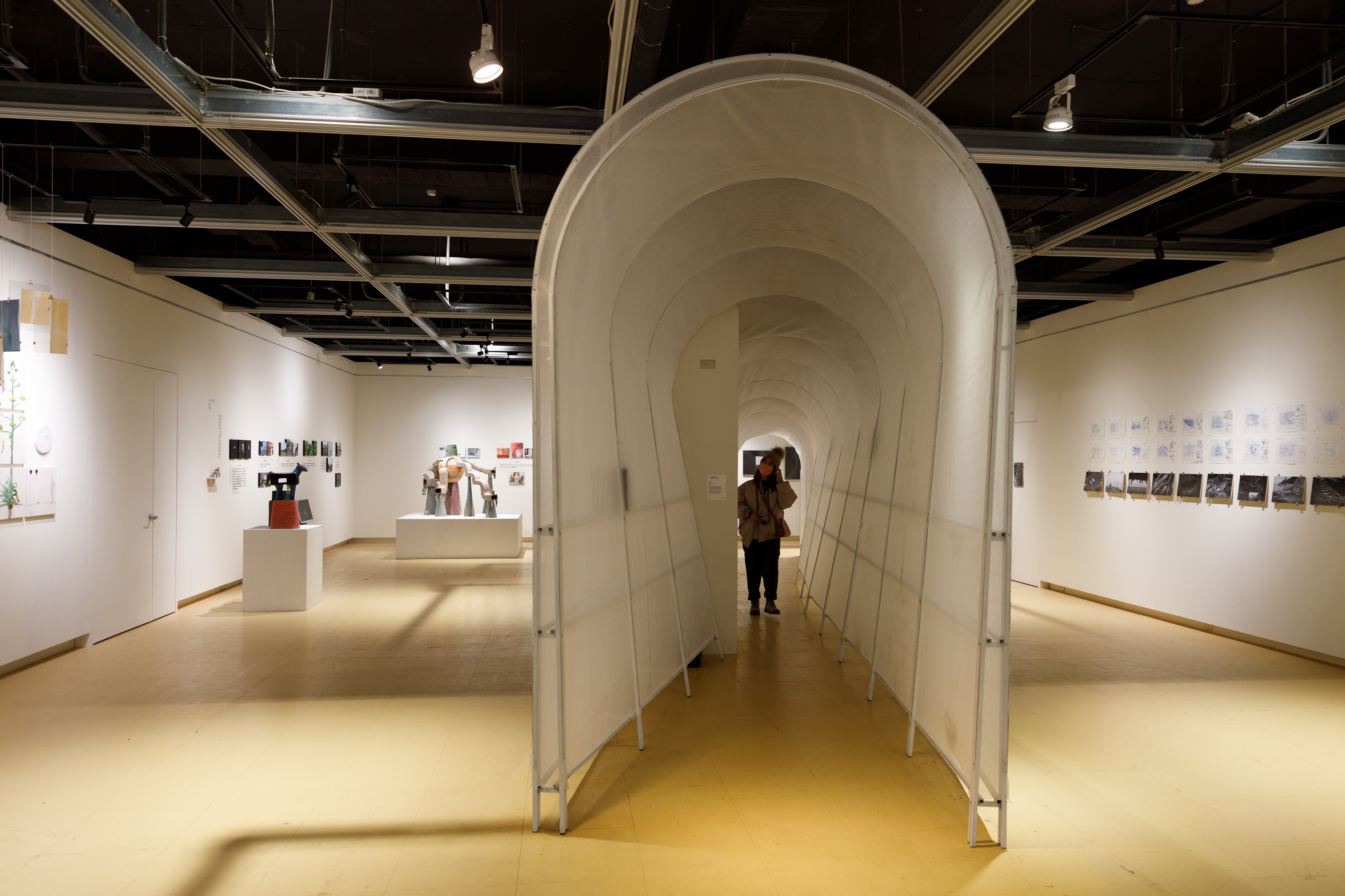 民俗文物館另有空間展覽展出「傾聽島嶼的聲音」是各藝術家採集島嶼素材創作的內容。