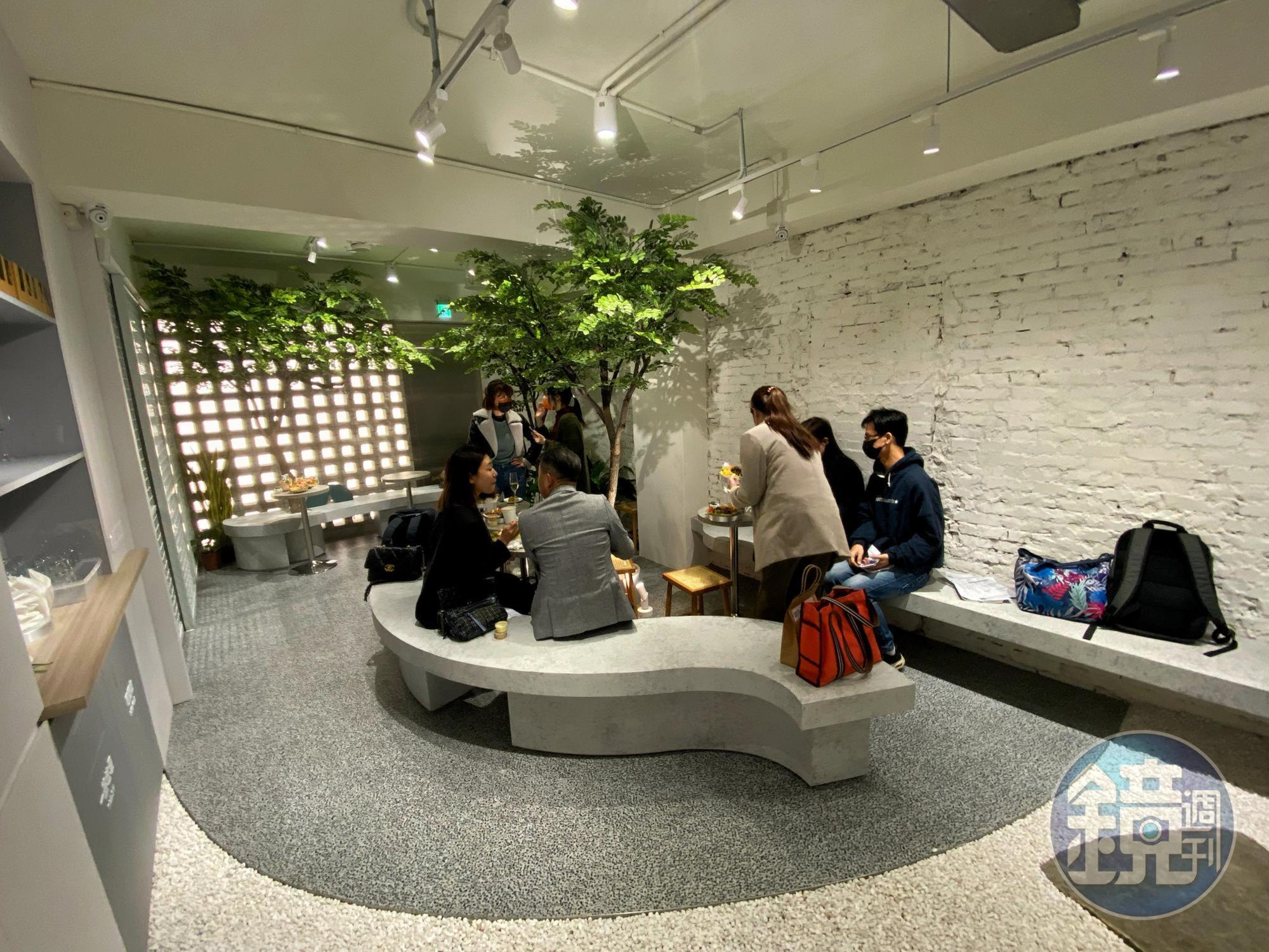 內用空間走簡約森林風，相當舒適。