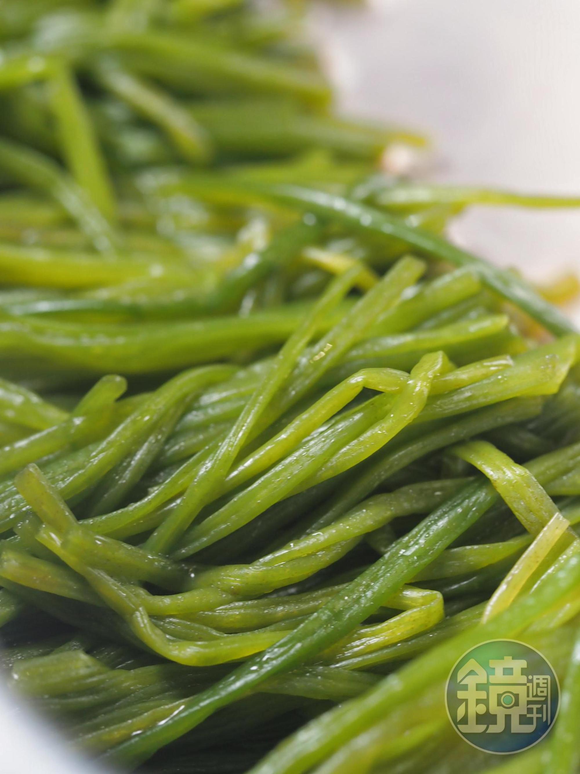 台北店限定的「茉莉茶香水蓮」將花香融進水蓮的爽脆中。