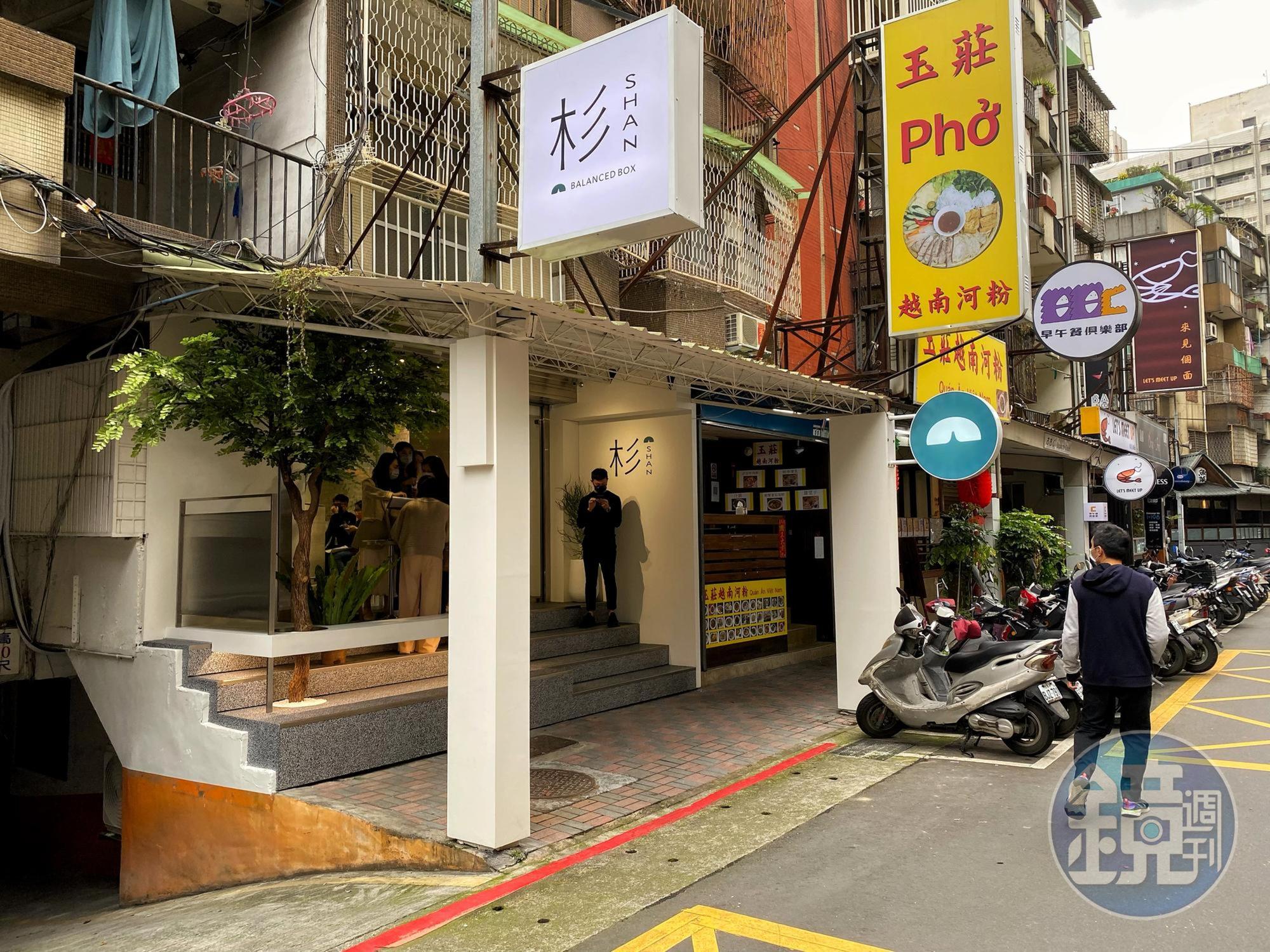 店面位於南京三民站巷弄小吃街內，提供上班族覓食新選擇。