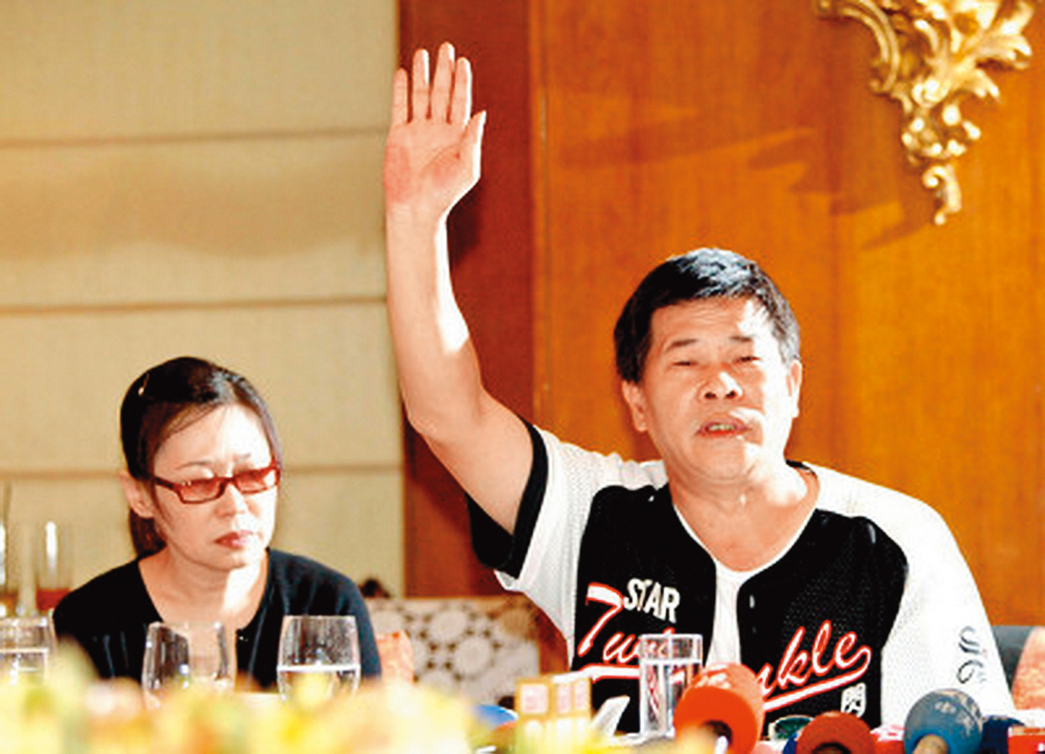 對於前妻（左），澎恰恰（右）說自己是不合格的老公。據傳，前妻叫他不要再借錢（圓導演夢），對此，他曾說：「澎嫂要勸我、阻擋我，其實很難。因為嚴重自卑，我需要不斷用一些東西，掩蓋掉自卑這件事情。」（本刊資料照）