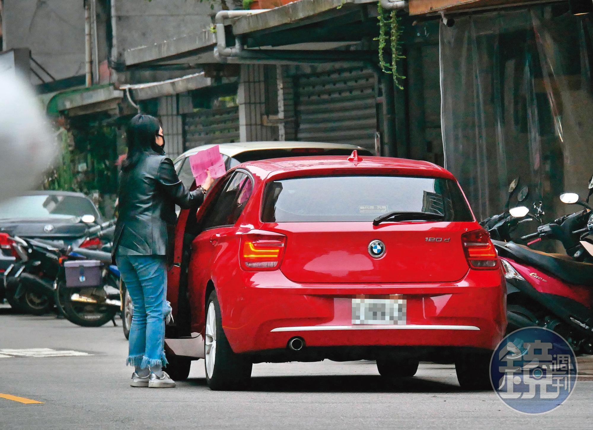 17：22，該名女子開著一輛 BMW，看來經濟狀況不錯。