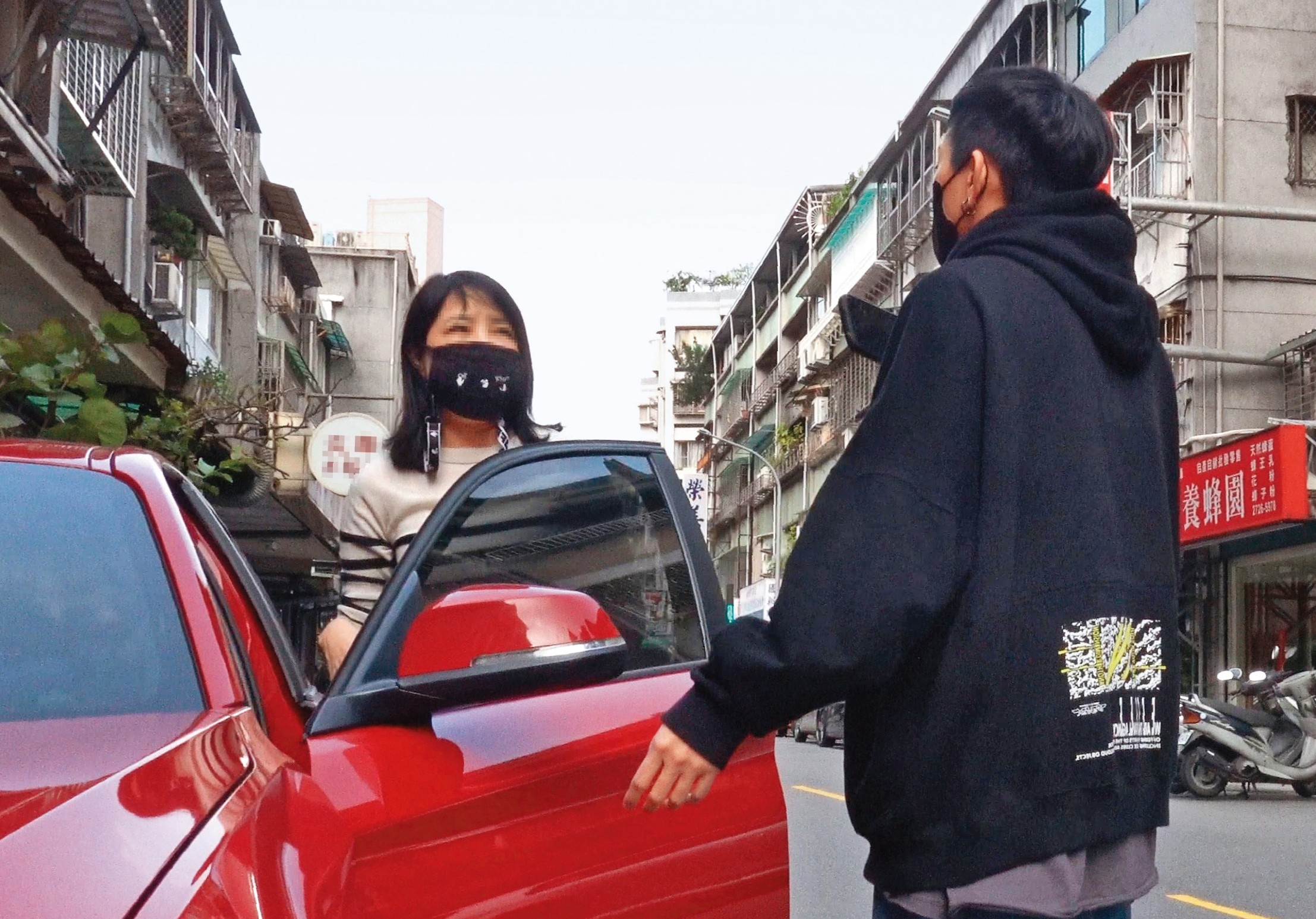 3月3日 16：00，本刊上前關心幫澎恰恰處理雜事的女子，她說自己只是三立的工作人員。