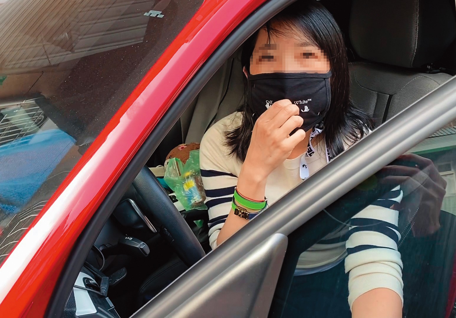 16:01,幫澎恰恰處理生活雜事的女子,自稱僅是造型師,而且聲稱跟澎恰恰沒有很常聯絡。