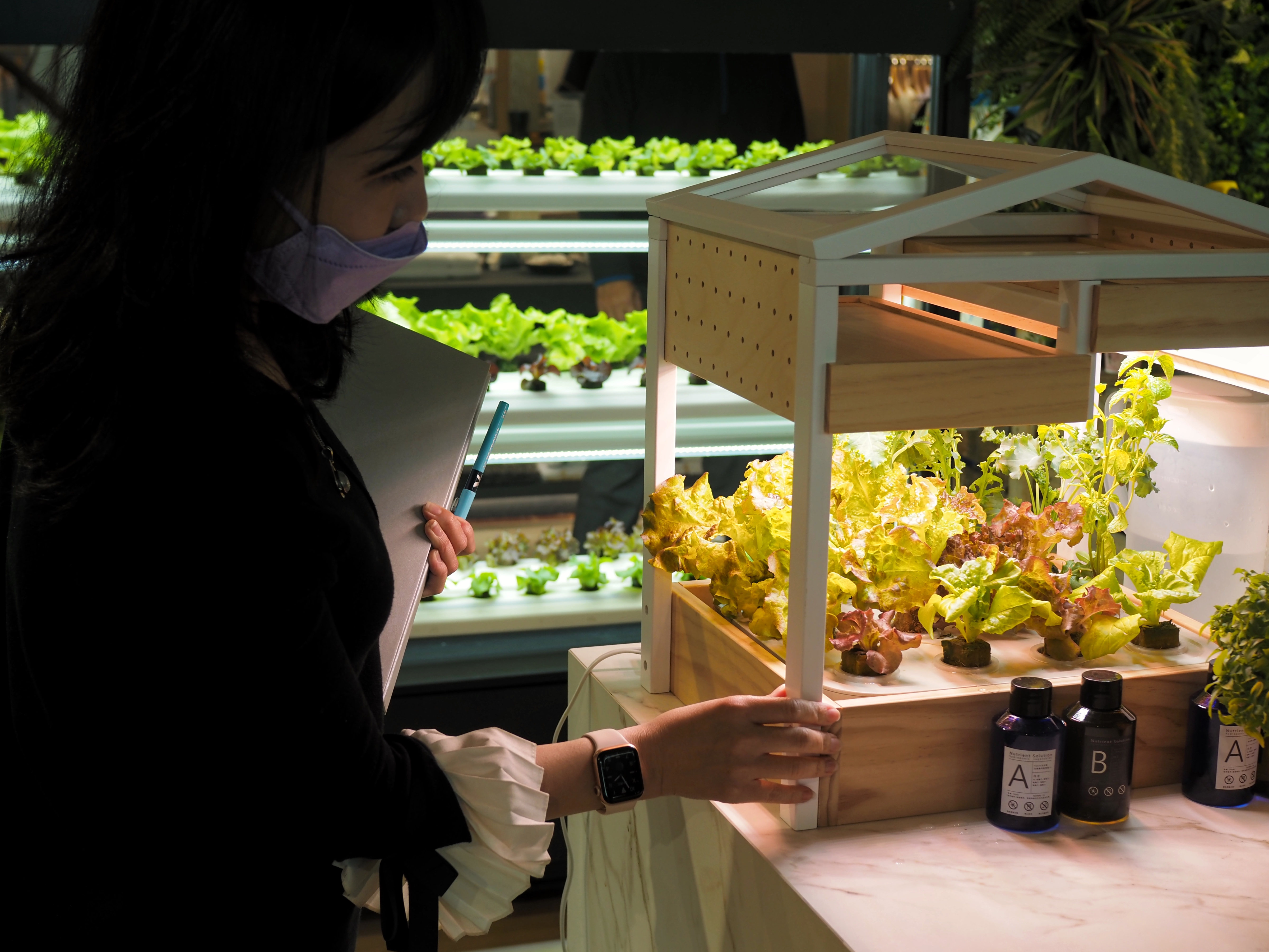 鍋具品牌「瑞康屋」攜手「佳能國際」推出居家型的「室內蔬菜製造機」，結合挪威水耕技術，讓植物殺手也能輕鬆實現種菜夢。