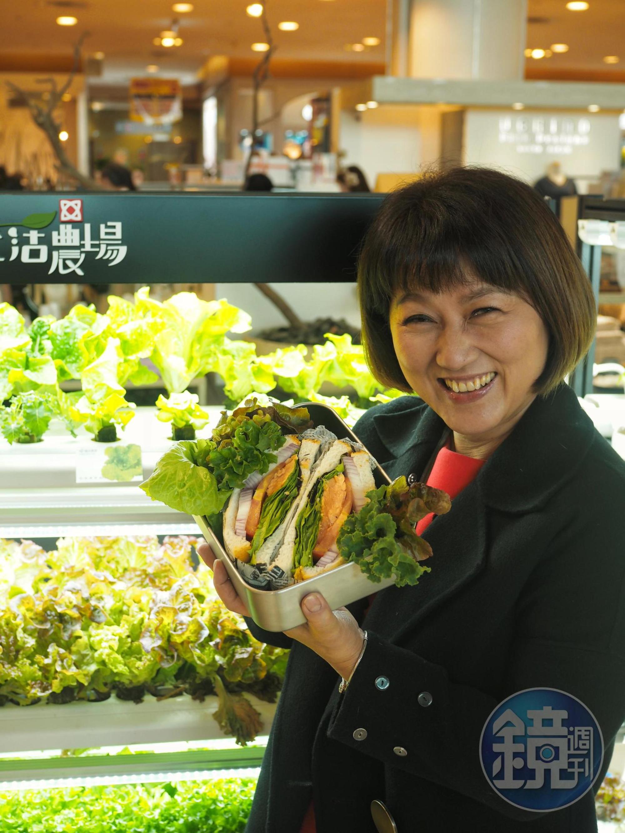本身也出版多本食譜的瑞康屋董事長蔡蕙玲,開心展示用水耕蔬菜做的創意料理。