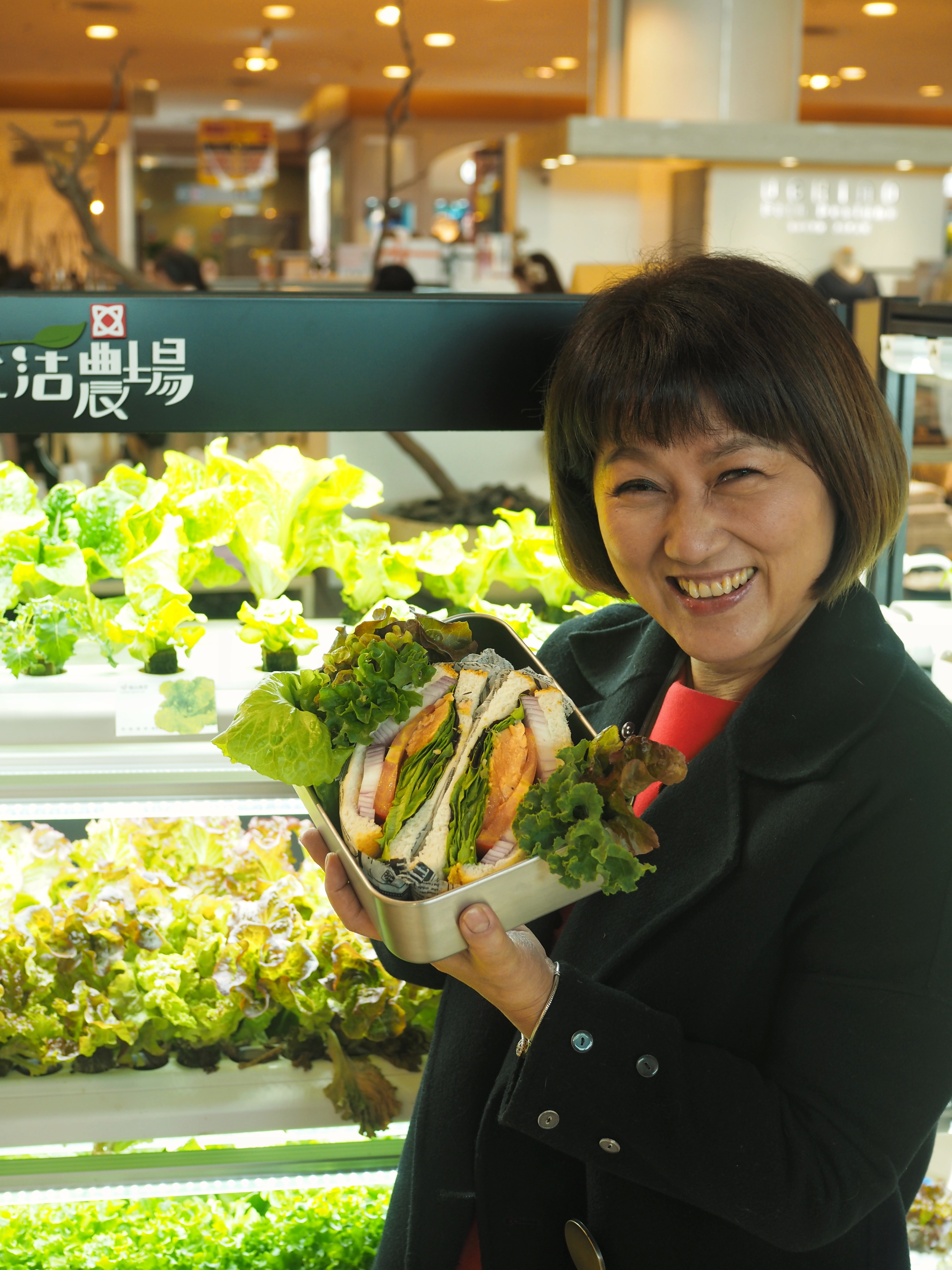 本身也出版多本食譜的瑞康屋董事長蔡蕙玲，開心展示用水耕蔬菜做的創意料理。