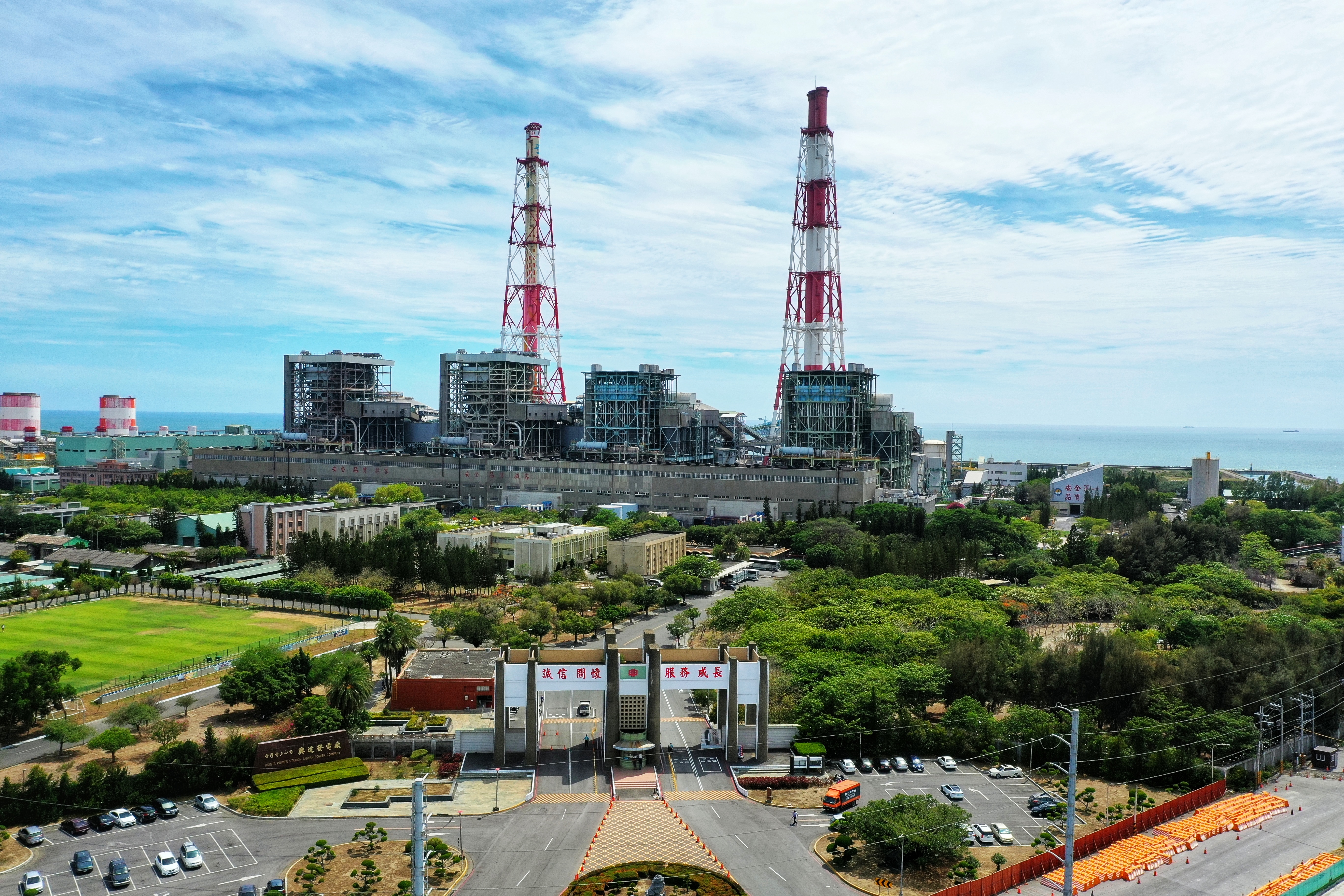 3月3日興達電廠又因人為操作失誤造成停電,對此經濟部昨將檢討報告送至行政院。(本刊資料照)