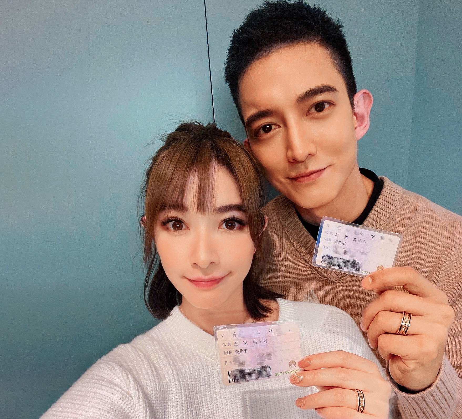 許維恩(左)和王家梁去年1111登記結婚,目前也在積極做人。(翻攝自許維恩IG)