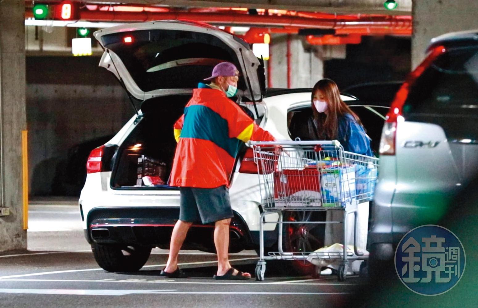KID剛和Rita在一起時開的是賓士車。