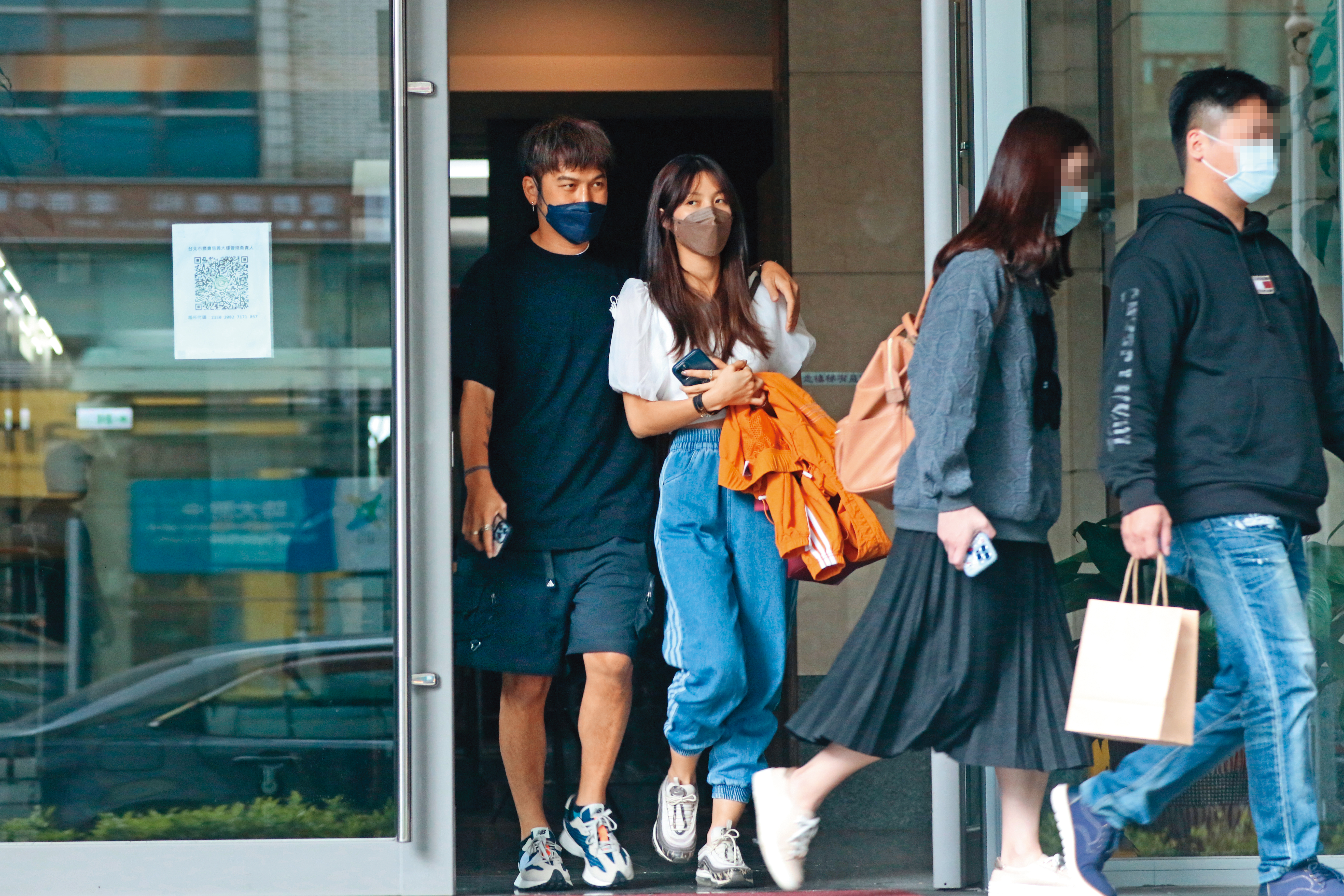 3/1 14：29，北市信義路三段「禾馨宜蘊生殖醫學」，戴著口罩的KID都可感受到他的笑意。