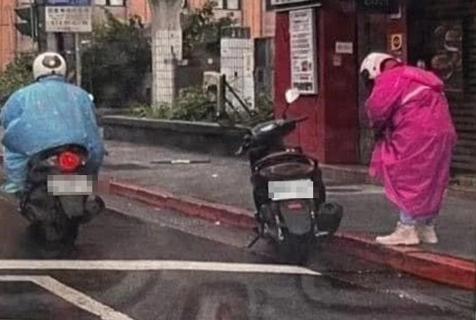 有機車騎士因下雨天臨停穿雨衣就遭到檢舉,引發網路熱議。(翻攝自臉書)