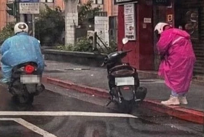 有機車騎士因下雨天臨停穿雨衣就遭到檢舉,引發網路熱議。(翻攝自臉書)