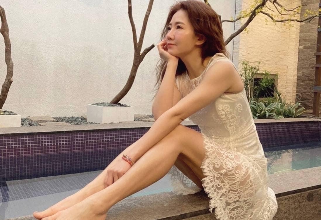 謝忻在社群軟體上公布自己的全素顏照，膚況好到會發光。（翻攝自謝忻臉書）