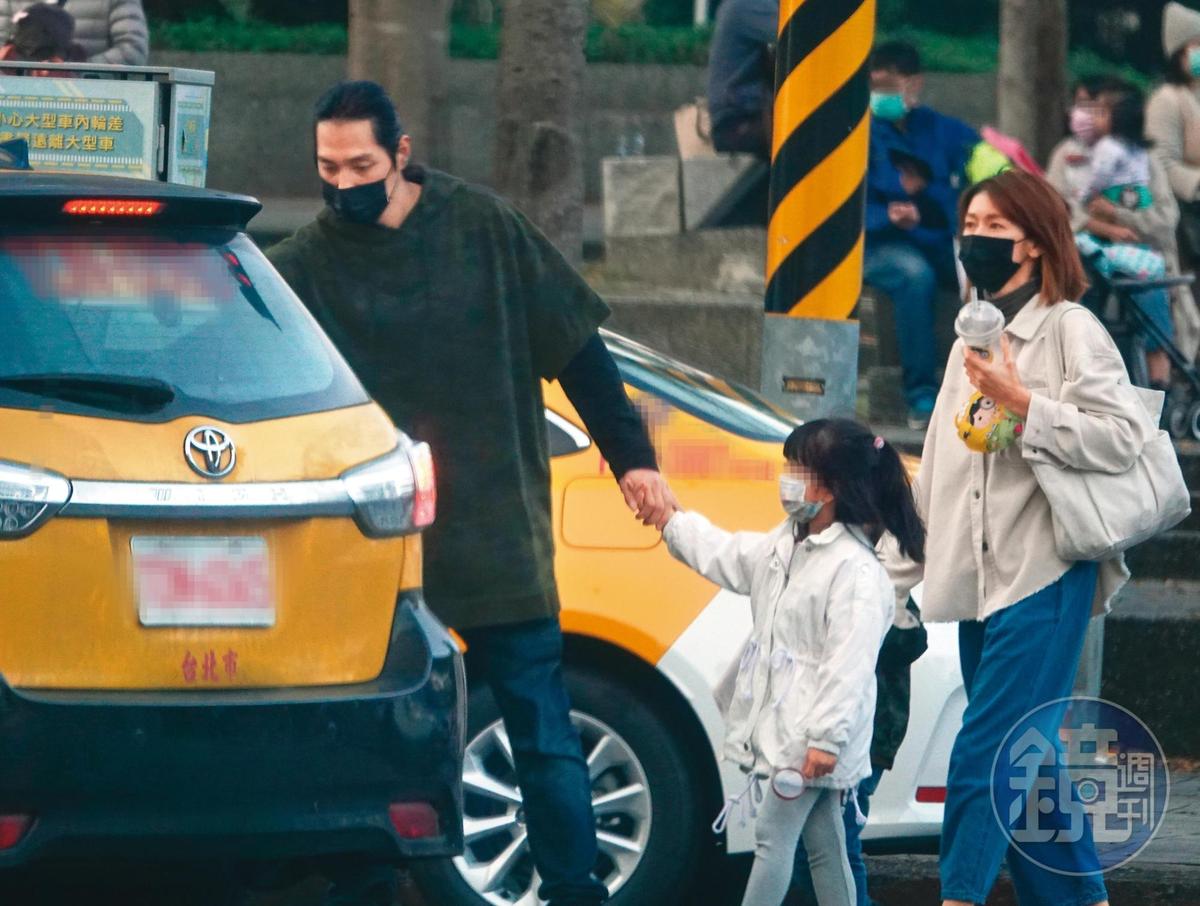曾恐婚的藍正龍與周幼婷建立幸福家庭，一家四口曾被本刊捕捉享天倫之樂。