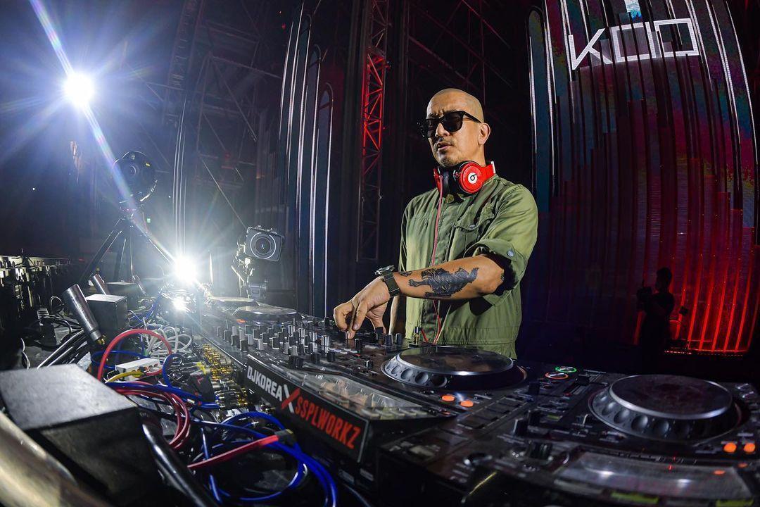 具俊曄近年以電音DJ在各俱樂部「打碟」。(翻攝具俊曄IG)