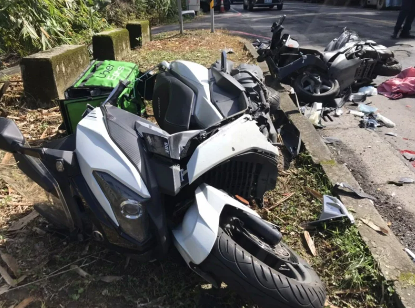 一名Uber外送員上午騎車行經新北市新店區青山路，在迴轉時撞上無照駕駛機車的李姓騎士。（翻攝畫面）