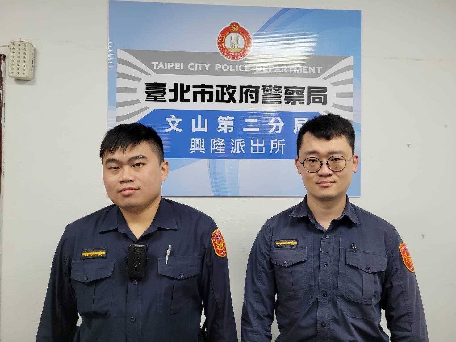 陳逸杰（左）、劉崇朴（右）察覺邱男舉止怪異，最後查出對方為通緝犯。（翻攝畫面）