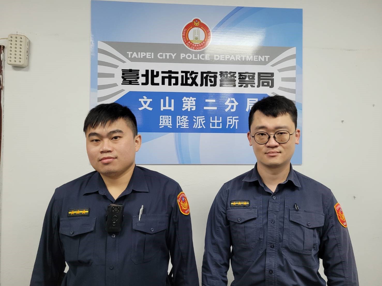 陳逸杰（左）、劉崇朴（右）察覺邱男舉止怪異，最後查出對方為通緝犯。（翻攝畫面）