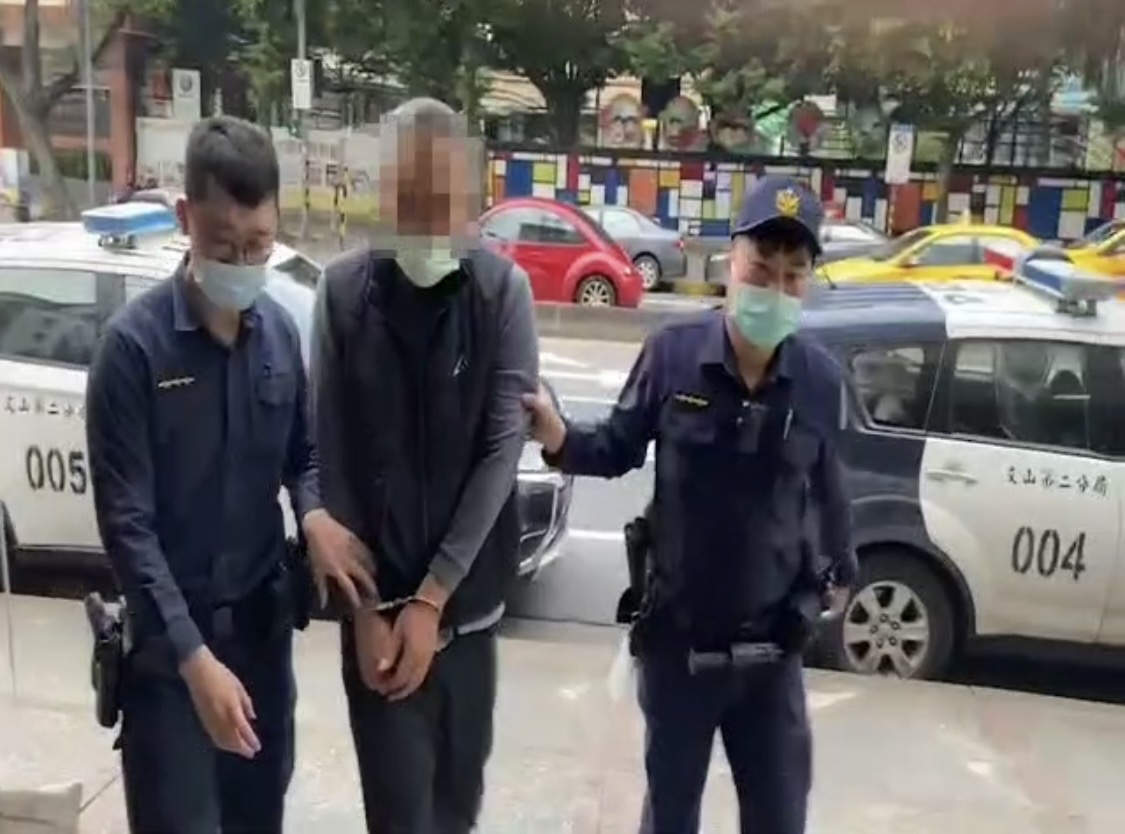 警方將通緝犯帶返偵辦。（翻攝畫面）