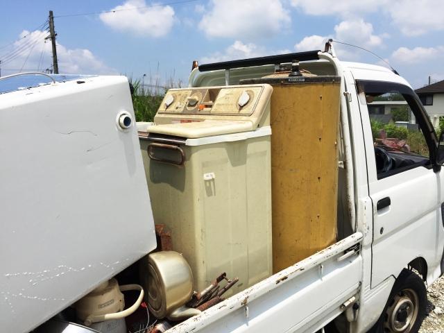 女大生騎車閃避紙箱卻不慎打滑摔車,下一秒便遭後方砂石車輾斃。(示意圖photo-ac)