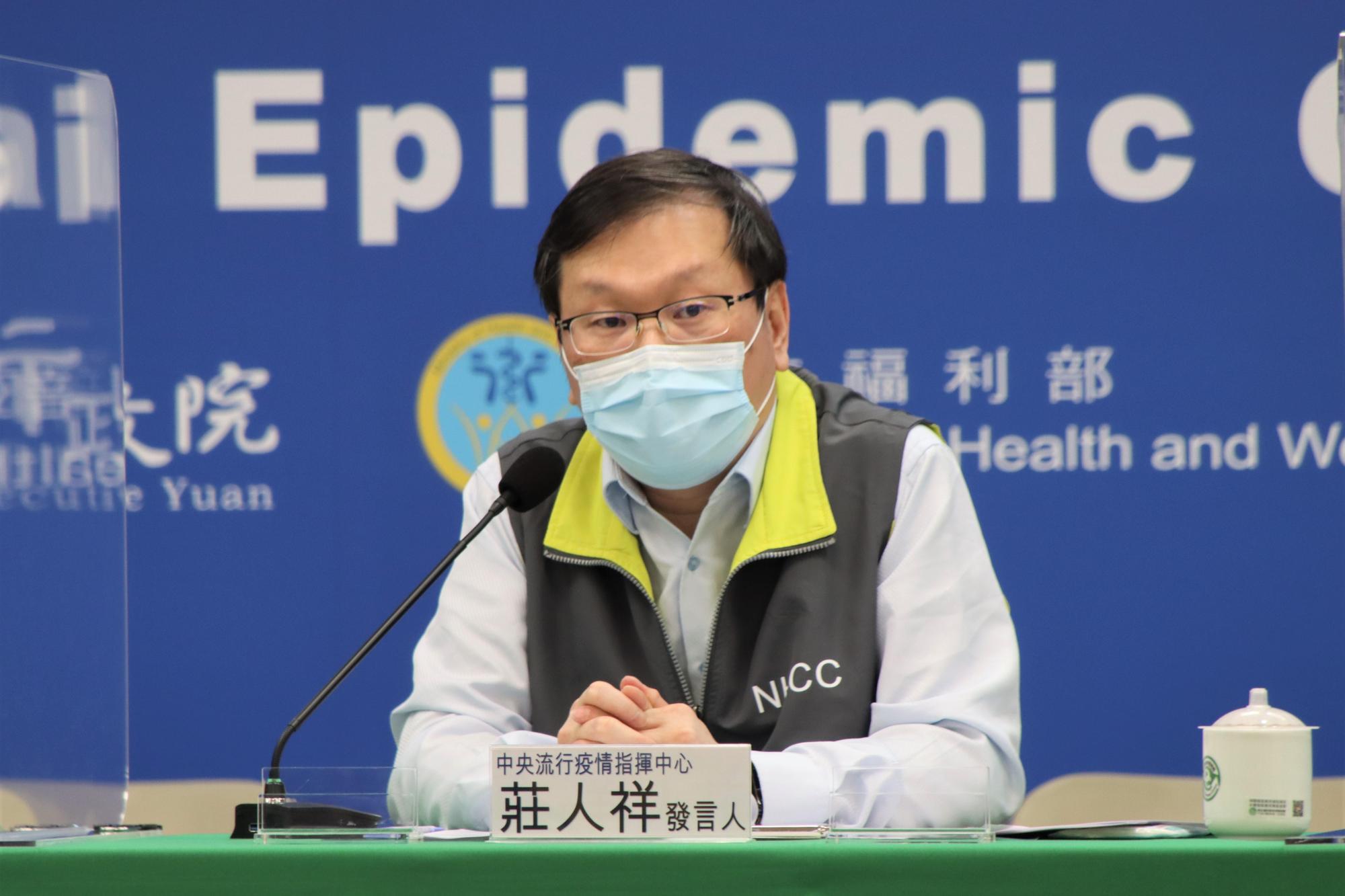 發言人莊人祥說明,遊覽車旅遊團感染源頭與新北設計師的接觸過程。(指揮中心提供)