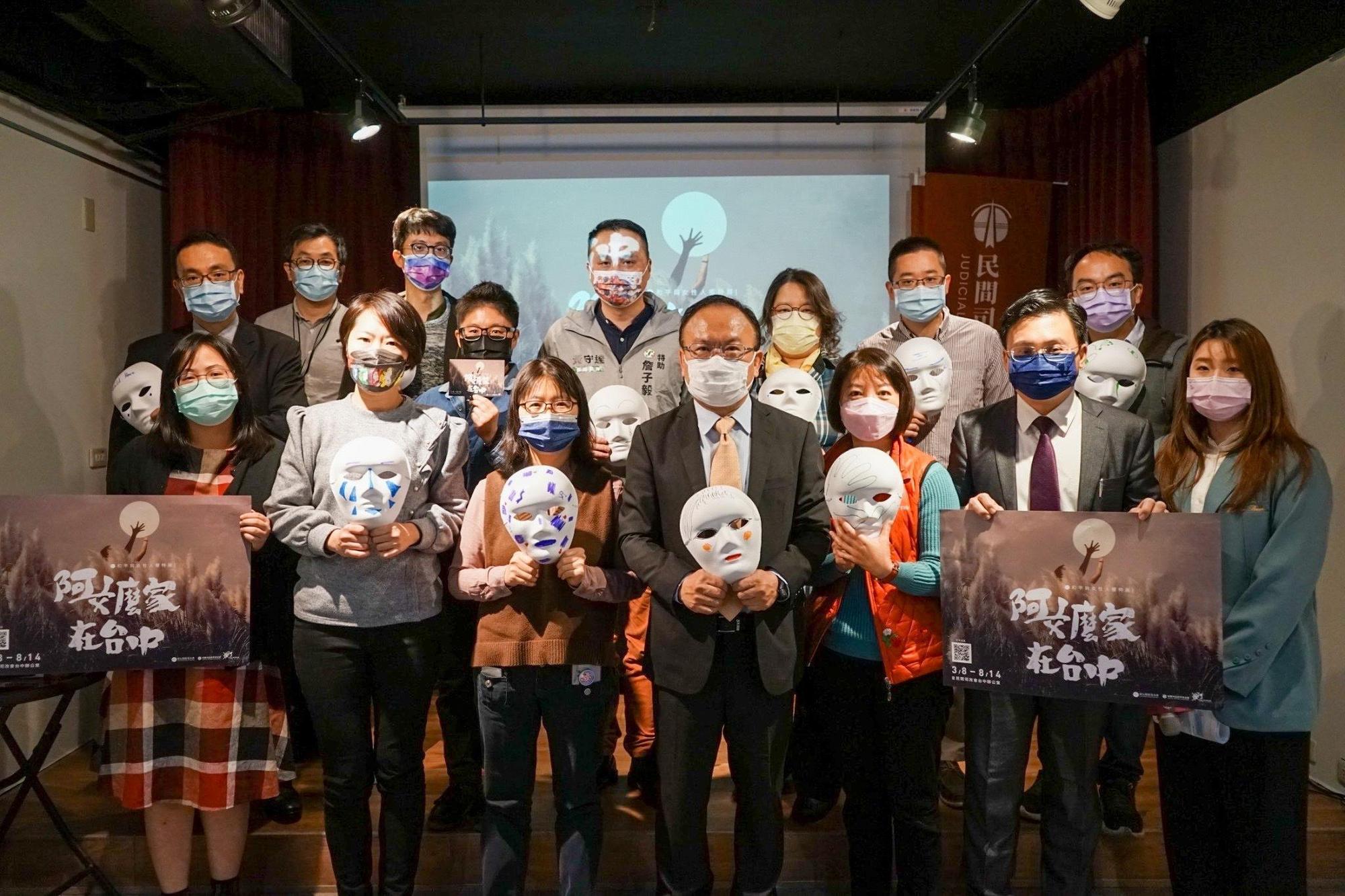 「阿嬤家在台中|和平與女性人權特展」開展記者會今天登場，與會人士透過彩繪面具，倡議民眾珍視得來不易的和平與女性人權。（婦援會提供）