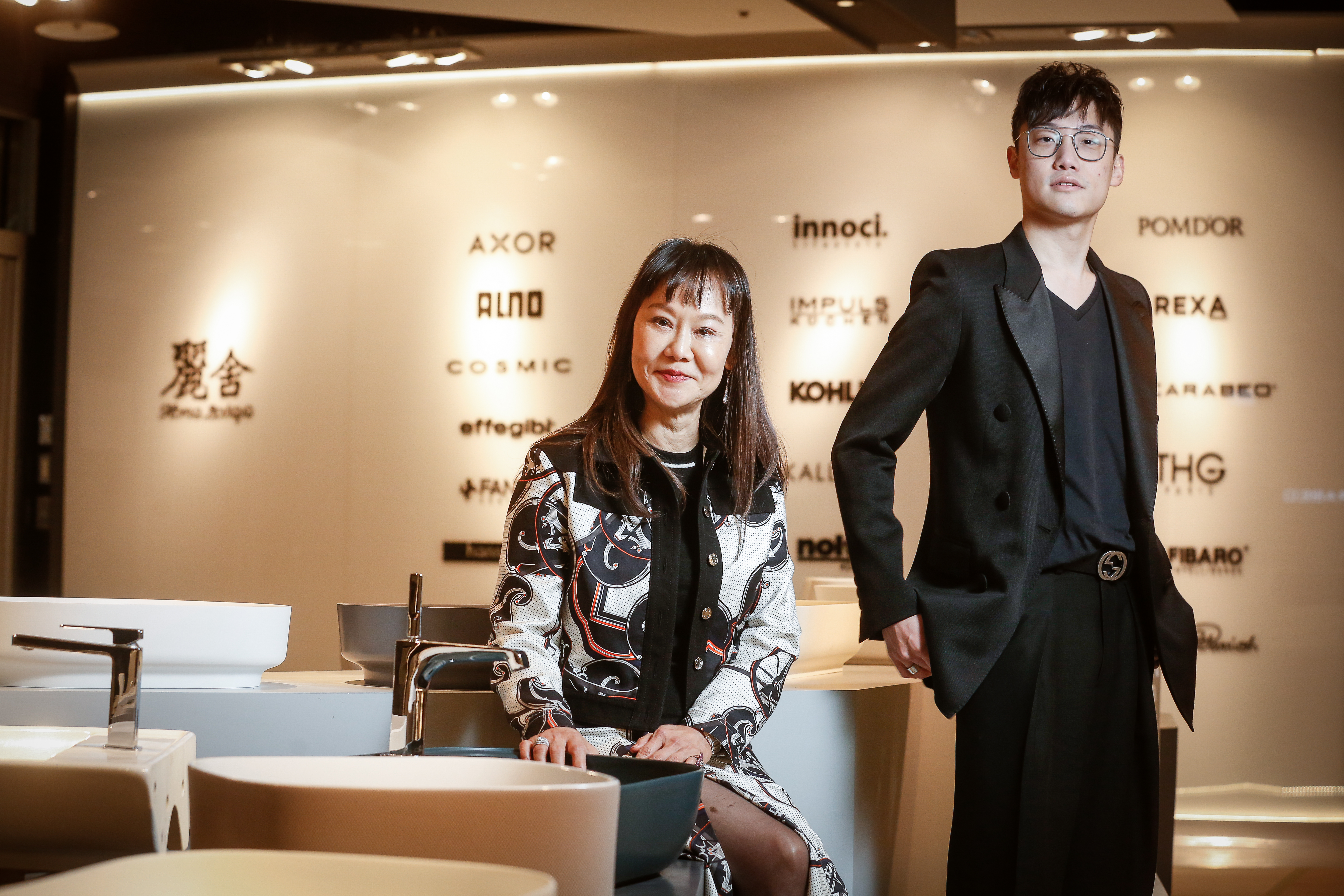 斯夏齡（左）是台灣頂級歐美廚衛品牌代理業中，唯一的女老闆。5年前，獨子陳柏霖（右）也進入麗舍，母子倆打扮相當時尚有型。