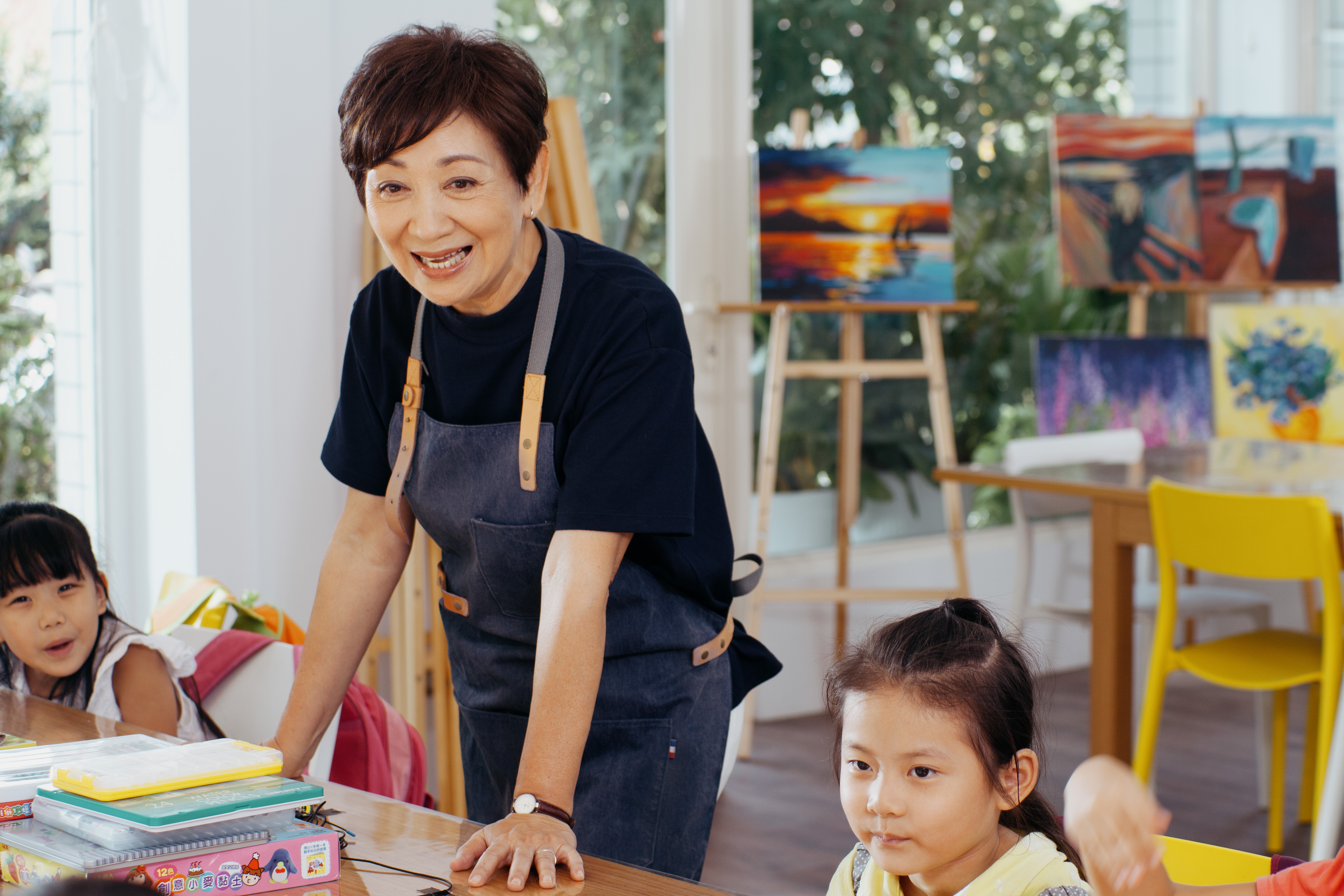 身兼家庭主婦與職業婦女，鮑起靜的角色與她本人生活貼合，演起來更為精準。（双喜提供）