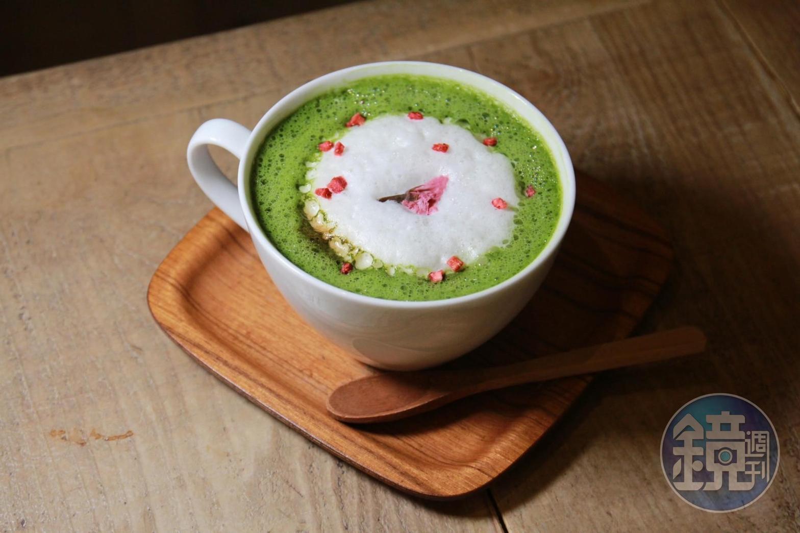 收買抹茶控的櫻花季飲品就屬暖心的「櫻花抹茶咖啡拿鐵」。（180元／杯）