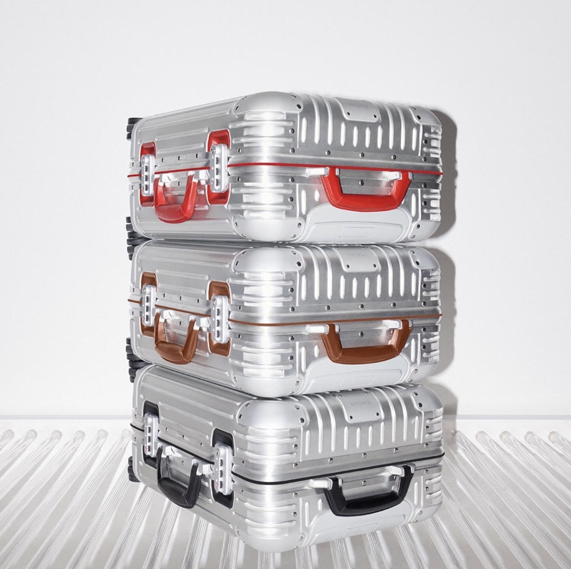 RIMOWA Original Twist Cabin有著紅色、咖啡色或黑色的鑲邊。(美之心提供)
