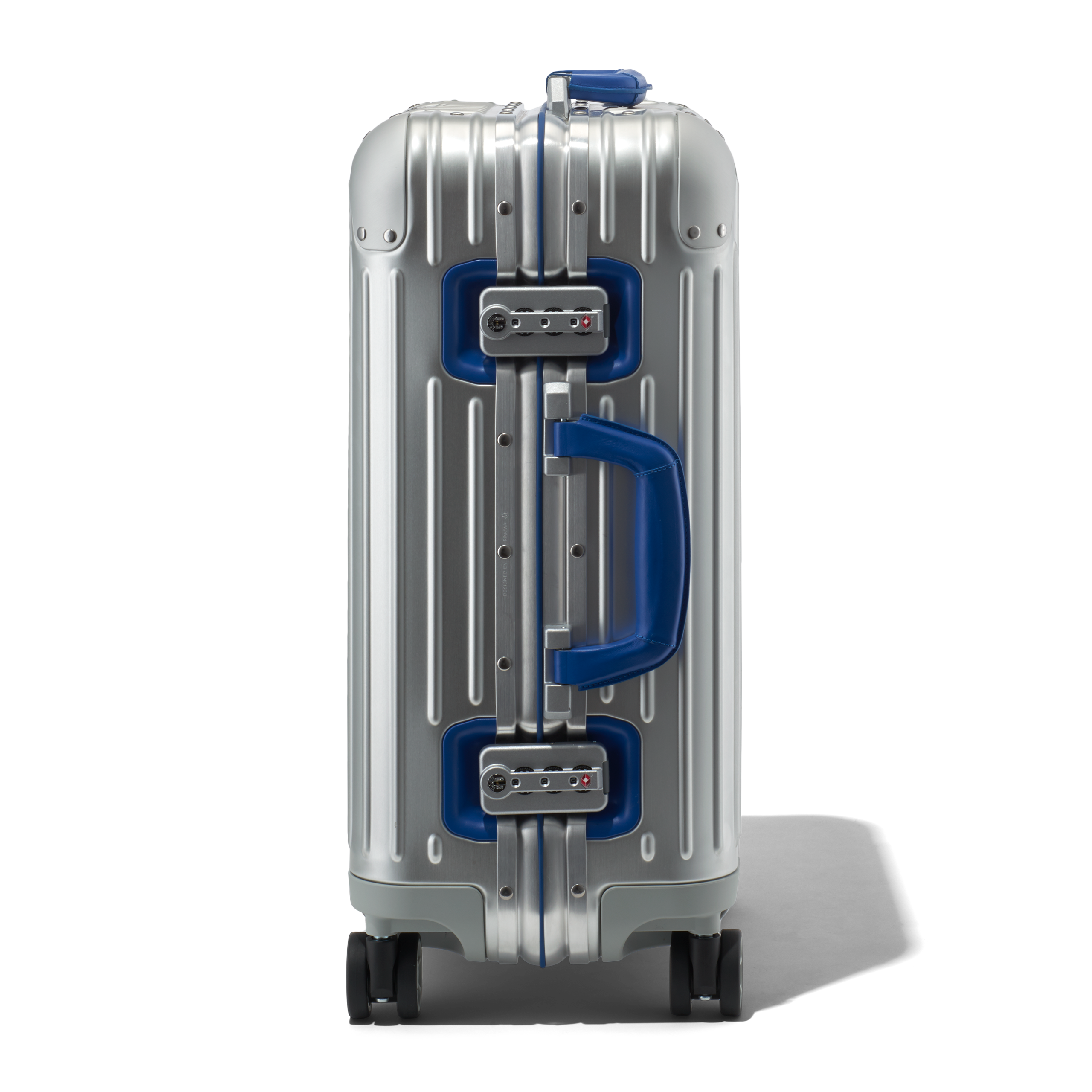 有著藍色鑲邊的RIMOWA Original Twist Cabin。NT$43,900(美之心提供)