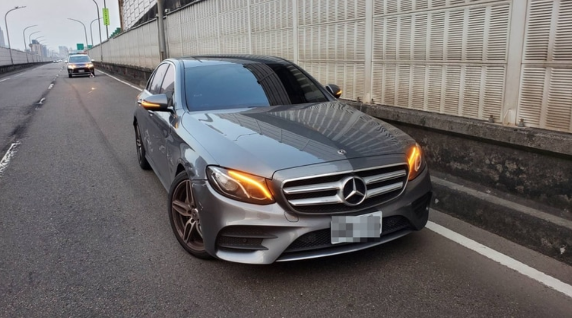 賓士車遭到奧斯頓馬丁追撞毀損。（翻攝記者爆料網）