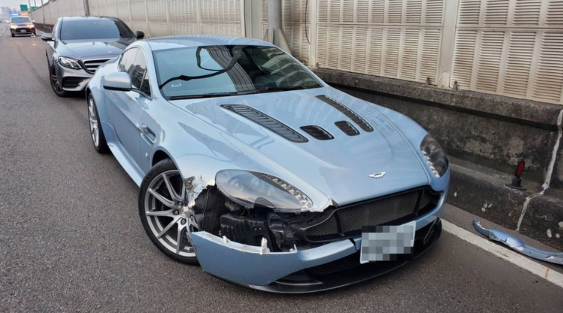 奧斯頓馬丁的車頭因擦撞毀損。（翻攝記者爆料網）