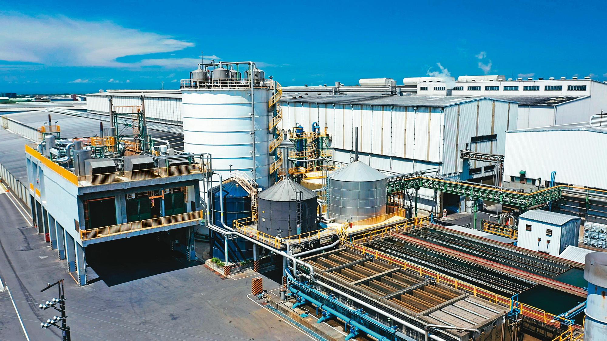 永豐餘新屋廠裝置5,200KW沼氣發電機組，1年最大發電量4,200萬度，可供應近1萬2千戶家庭用電。（永豐餘提供）