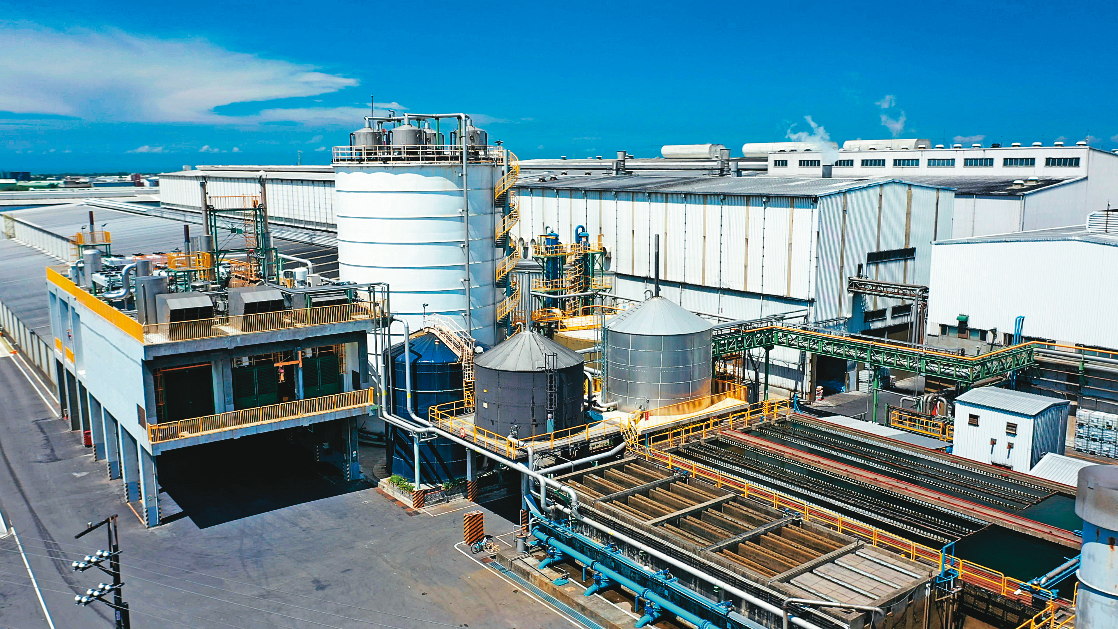 永豐餘新屋廠裝置5,200KW沼氣發電機組，1年最大發電量4,200萬度，可供應近1萬2千戶家庭用電。（永豐餘提供）