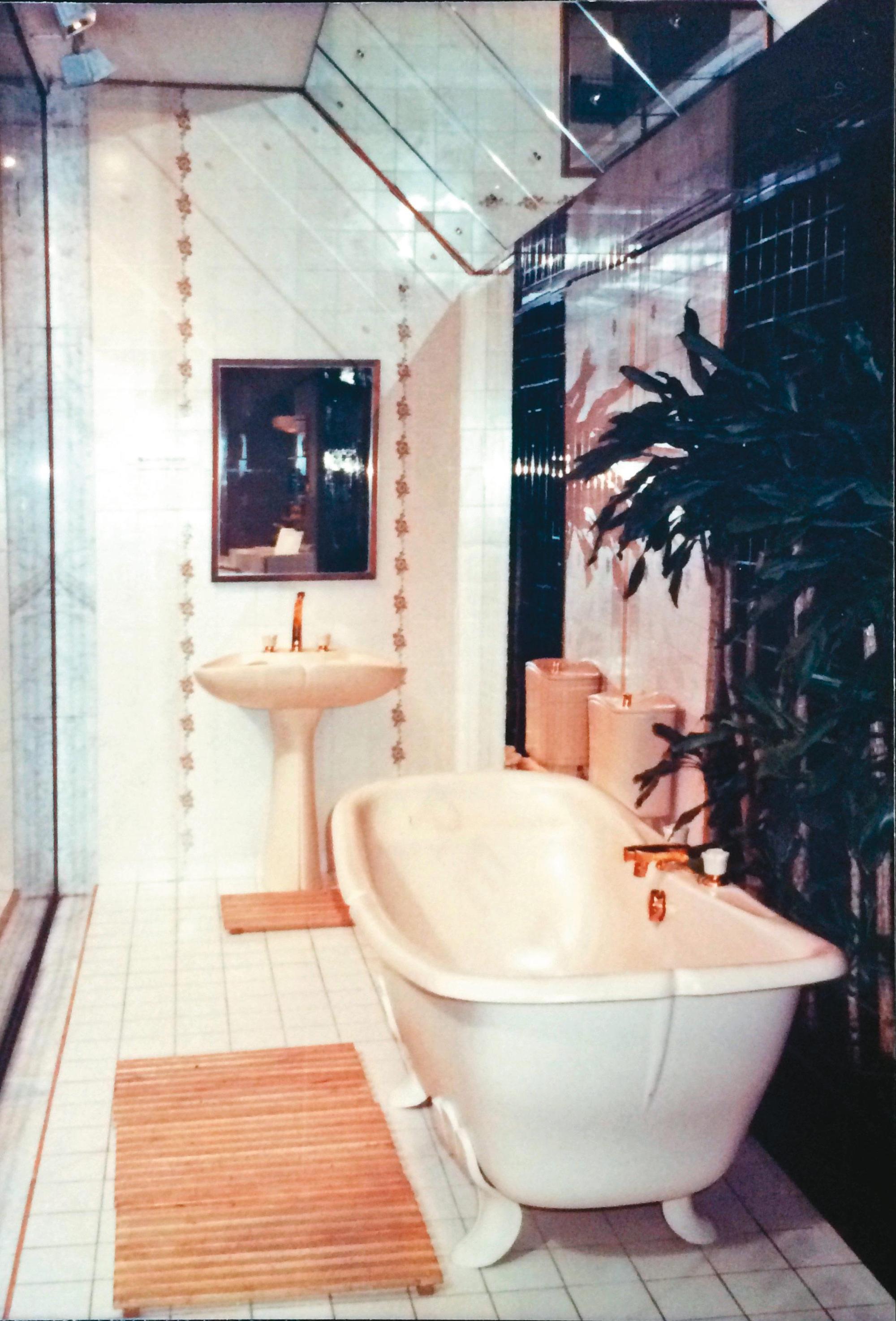 1985年,斯夏齡大膽引進1套要價40萬元起跳的法國Jacob Delafon花瓣形精品衛浴。(斯夏齡提供)