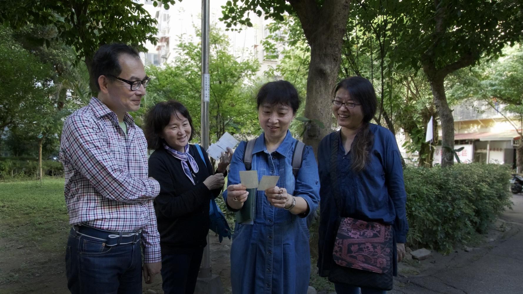 導演林俊頴（左起）與朱天心、朱天文及朱天衣友情深厚。（目宿媒體提供）