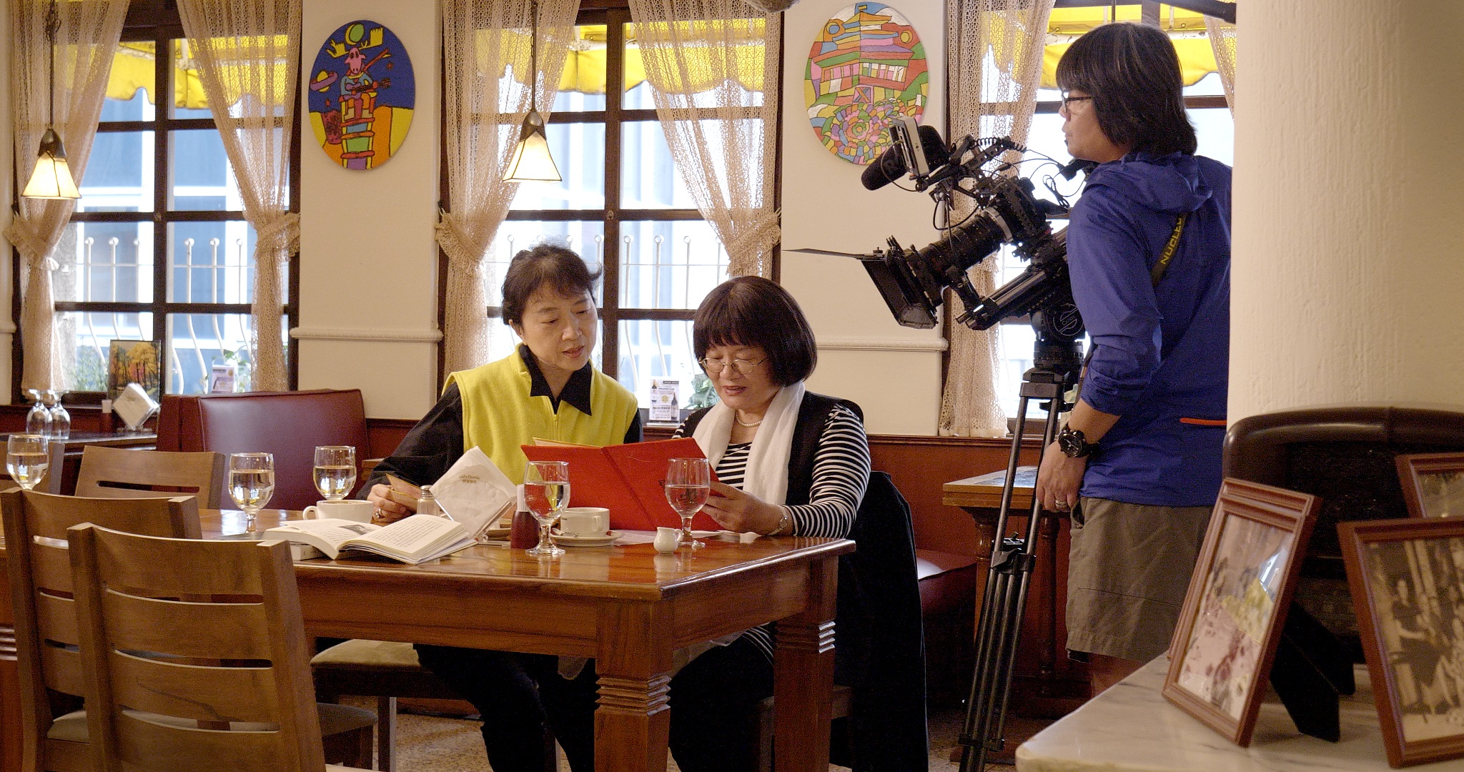 《願未央》導演朱天文（左）訪問作家季季（中），右為攝影師姚宏易。（目宿媒體提供）