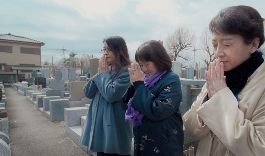 朱天文(右起)、朱天心與朱天衣前往日本祭拜對朱家文學系譜影響深遠的胡蘭成之墓。(目宿媒體提供)