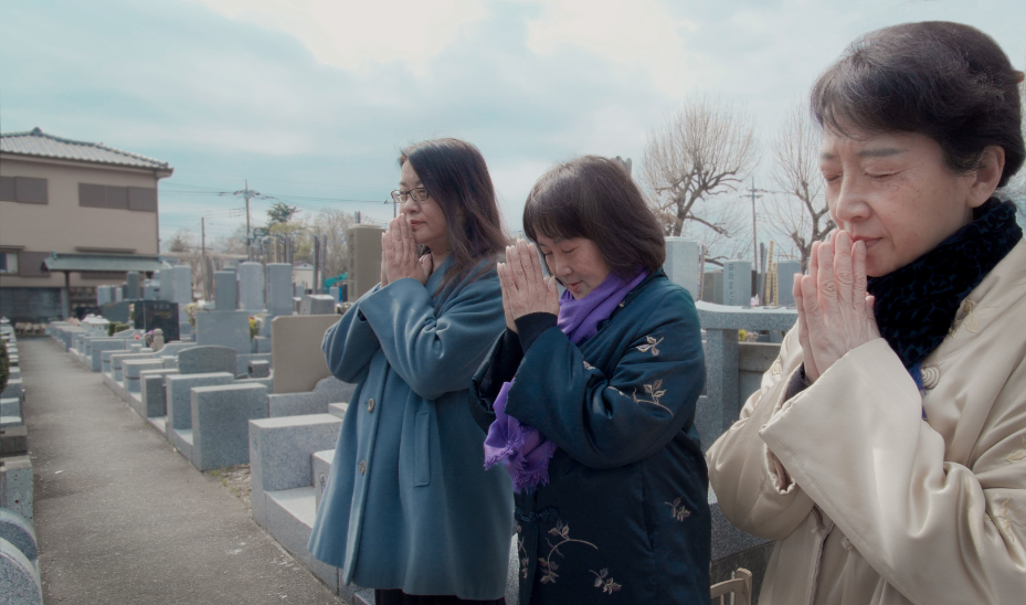 朱天文（右起）、朱天心與朱天衣前往日本祭拜對朱家文學系譜影響深遠的胡蘭成之墓。（目宿媒體提供）