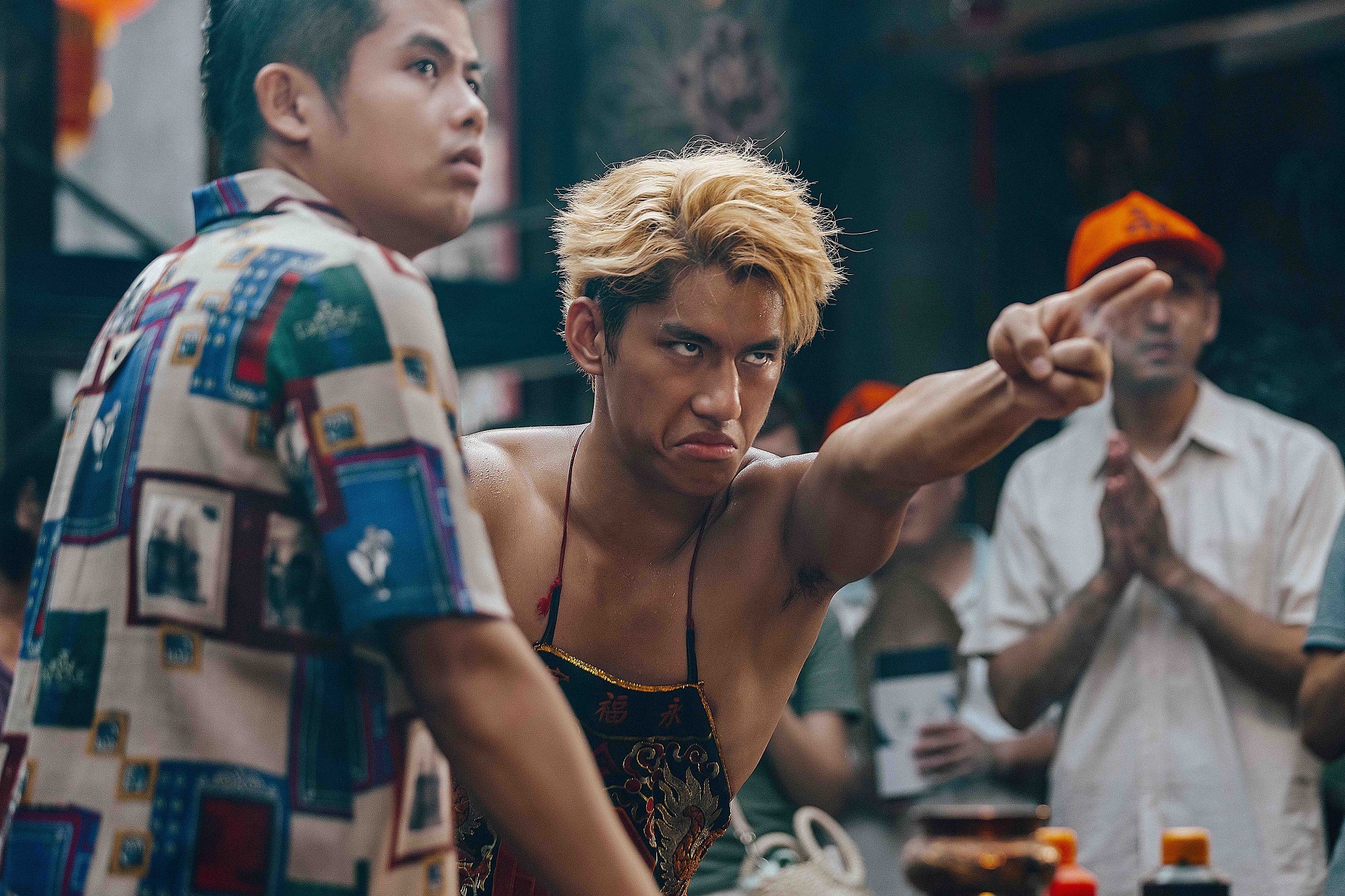 朱軒洋（左二）在《村裡來了個暴走女外科》扮乩童，與飾演桌頭的張在興（左一）展現十足默契。（牽猴子提供）