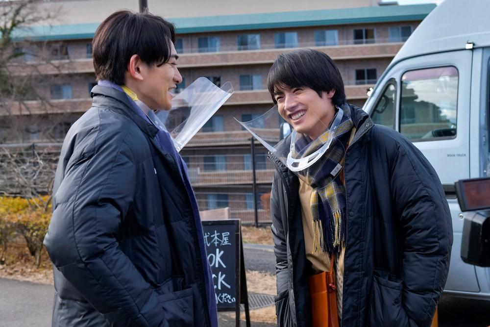 町田啓太(左)和赤楚衛二因為電影版再次合體,兩人在片場一有空檔就聊個不停。(車庫娛樂提供)