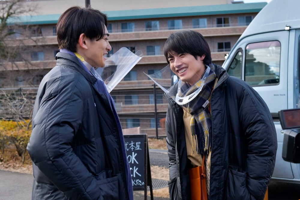 町田啓太（左）和赤楚衛二因為電影版再次合體，兩人在片場一有空檔就聊個不停。（車庫娛樂提供）